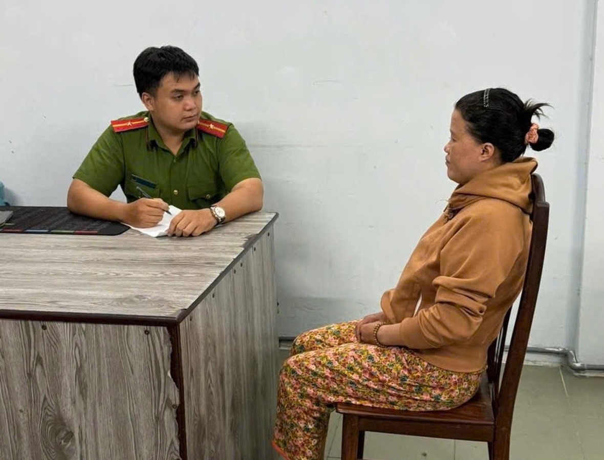 Người phụ nữ trong đoạn clip tại cơ quan công an