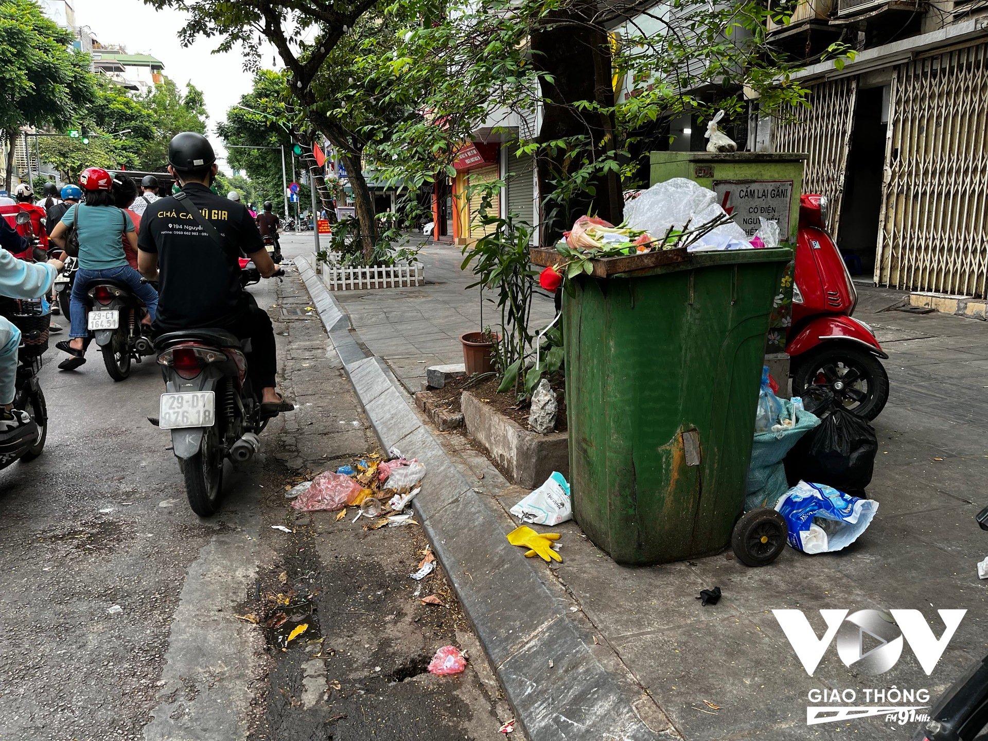 Trên các đường phố trung tâm Thủ đô, các thùng rác công cộng được đặt khá nhiều, nhưng nhiều nơi vẫn chỉ có một thùng rác duy nhất, vừa không đủ để người dân bỏ rác, khiến rác thải phải vứt luôn xuống vỉa hè, lòng đường, bên cạnh thùng rác đã đầy, còn không đảm bảo việc giúp người dân có thể phân loại rác thải. Ảnh: Quang Hùng