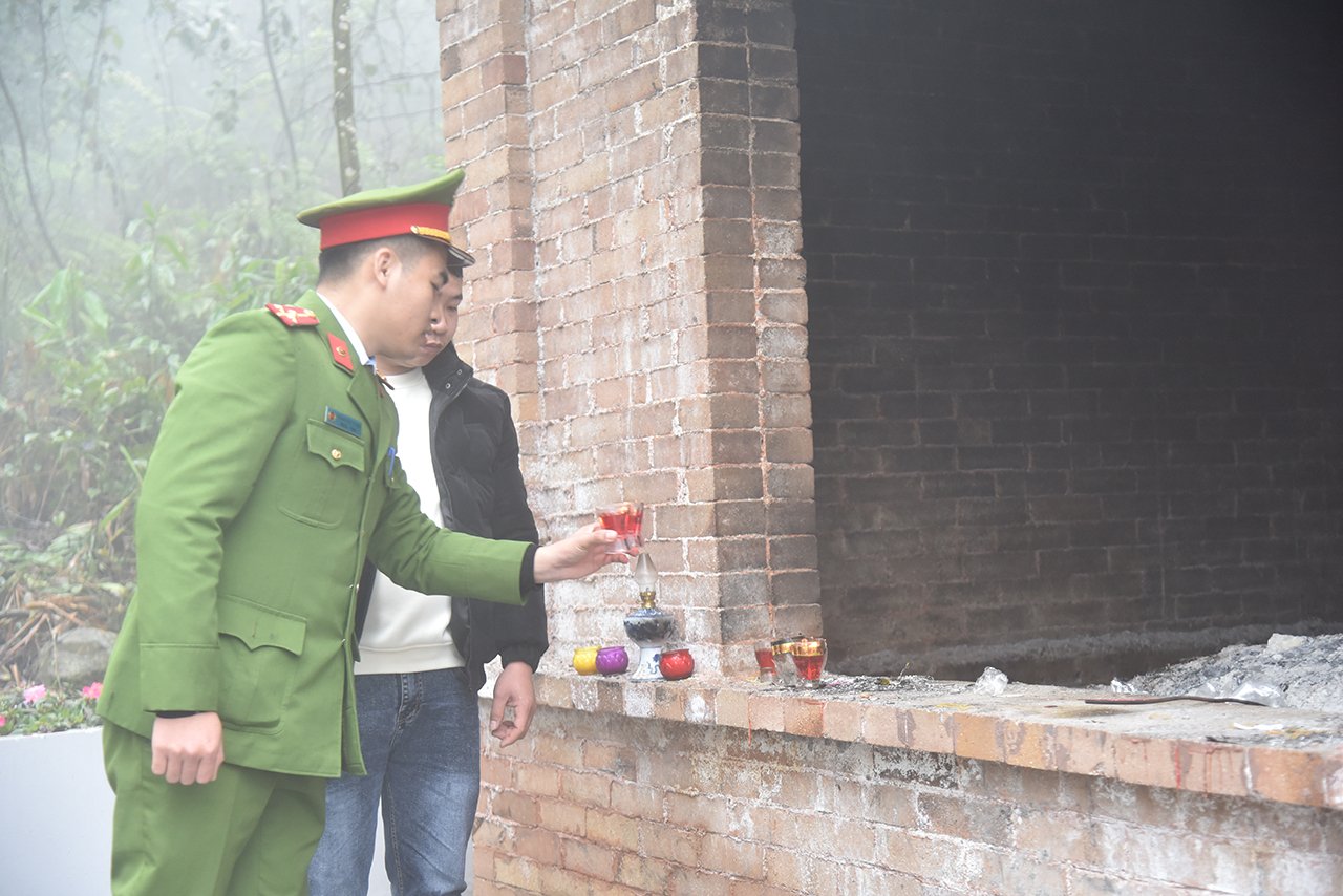 Ban quản di tích thường xuyên chủ động gom chân hương, nhắc nhở người dân đến làm lễ thắp hương, hoá vàng mã đúng vị trí quy định