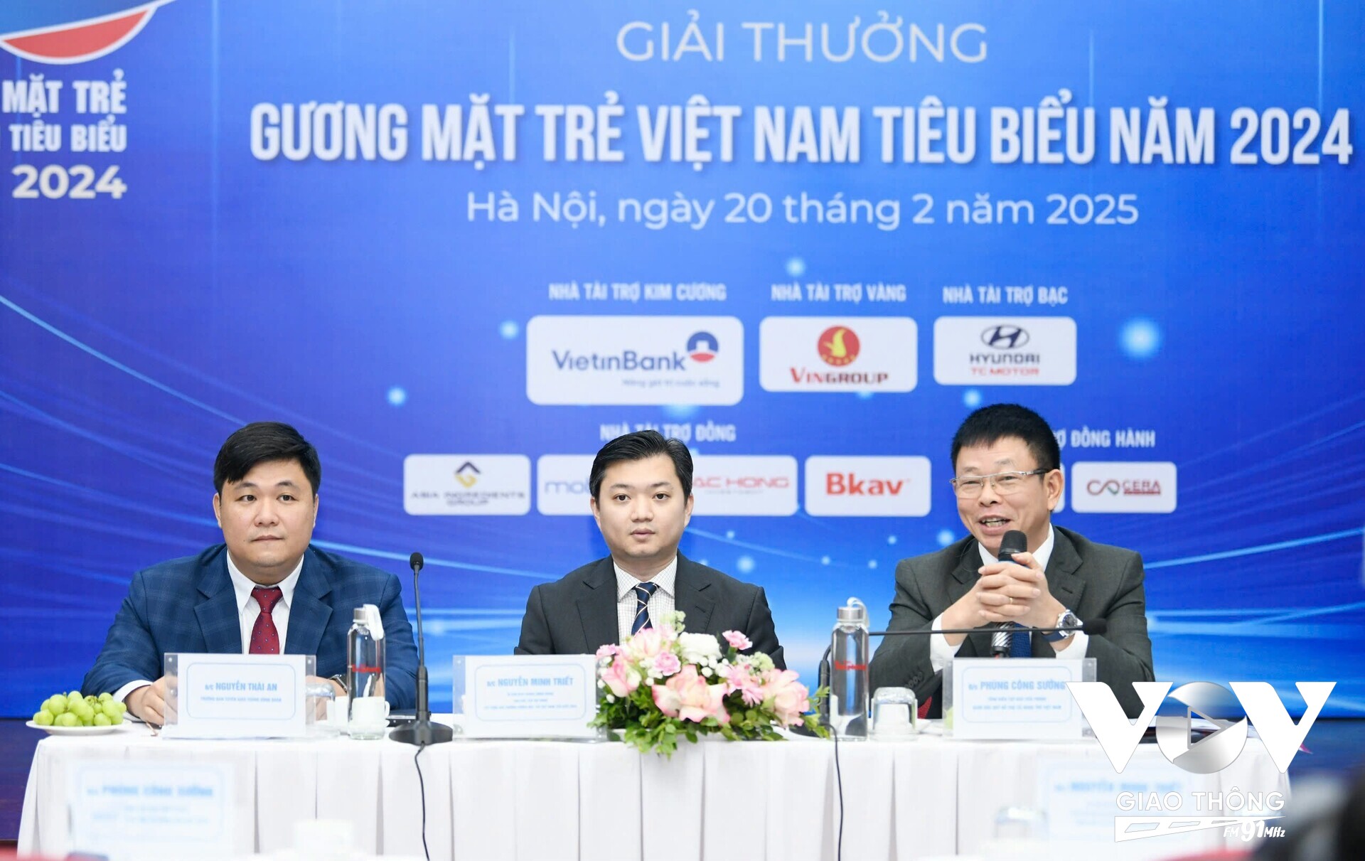 Đại diện Ban tổ chức trả lời những câu hỏi của các nhà báo về giải thưởng Gương mặt trẻ Việt Nam tiêu biểu