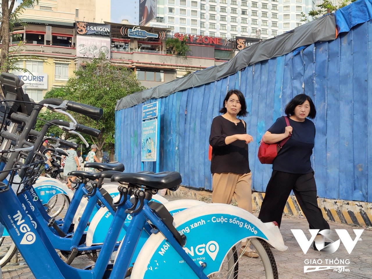 Một số người dân đi bộ ngang qua, có dừng lại xem những chiếc xe đạp công cộng nhưng rồi lại tiếp tục đi