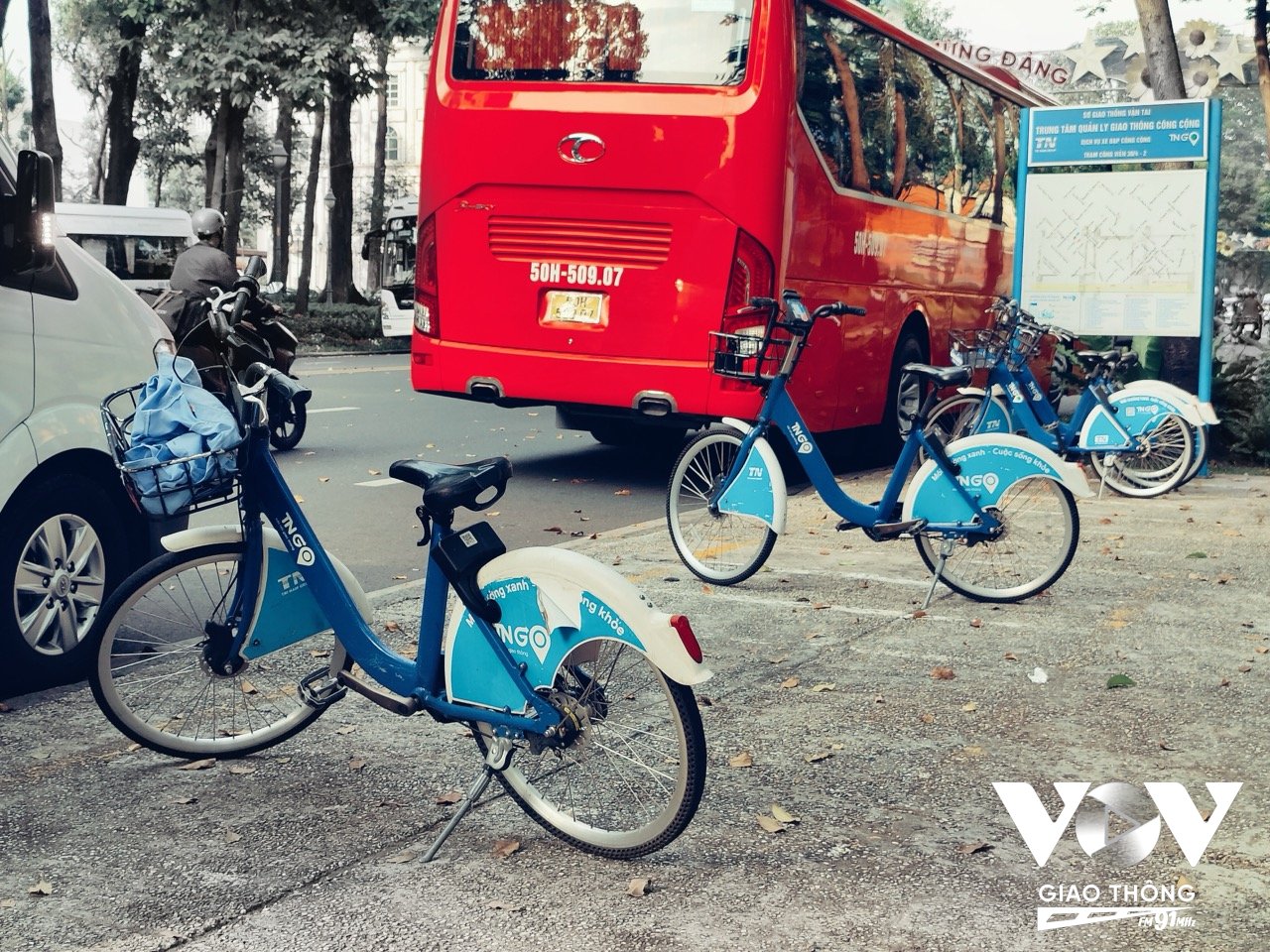 Tại trục đường Lê Duẩn, gần khu vực Thảo Cầm Viên, chỉ lưa thưa vài chiếc xe ở trạm