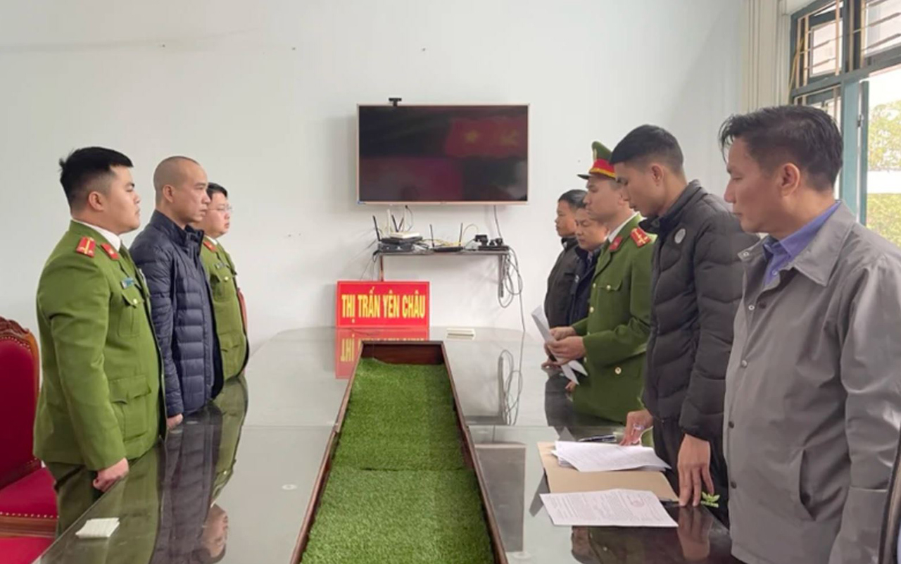 Cơ quan cảnh sát điều tra, Công an tỉnh Sơn La thi hành lệnh giữ người trong trường hợp khẩn cấp đối với lái xe ô tô khách (Đứng giữa, bên trái). (Ảnh C.A tỉnh Sơn La).