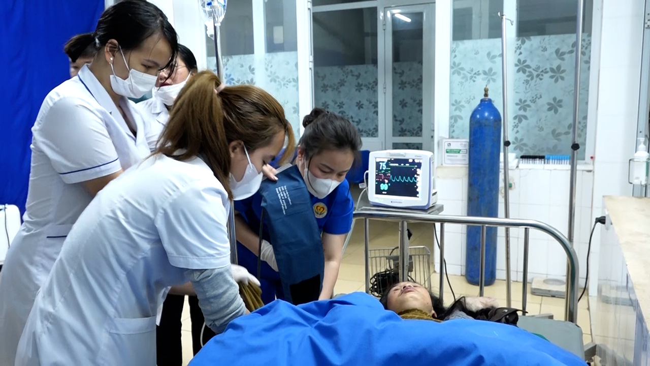 Khẩn trương sơ cấp cứu người bị nạn.