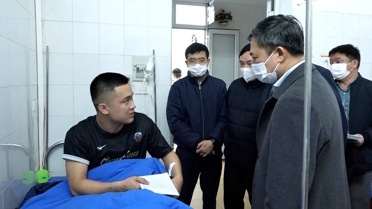 Thăm hỏi, động viên người bị nạn.