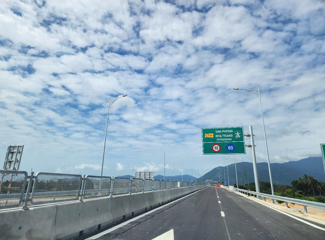 Dự án Vân Phong – Nha Trang có chiều dài 83,35km đa phần đã hoàn thành thảm bê tông lớp trên cùng C16, cơ bản hoàn thành hệ thống ATGT và đường gom