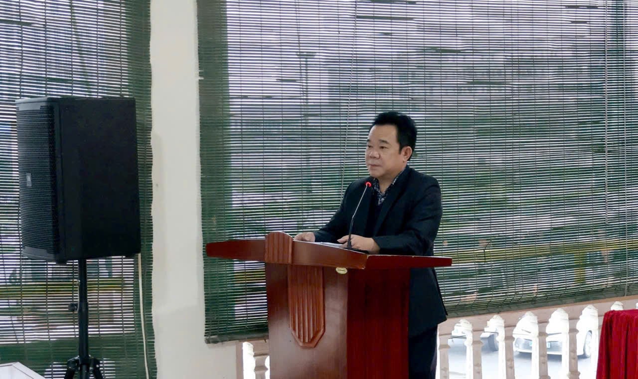 Ông Lê Ngọc Diễn, Trưởng phòng quản lý phương tiện và người lái Sở giao thông vận tải, dự, phát biểu lại buổi khai mạc lớp tập huấn.