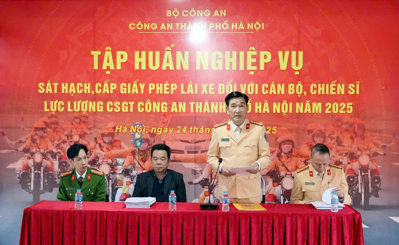 Đại tá Trần Đình Nghĩa, Trưởng phòng CSGT, Phó Trưởng ban tổ chức lớp tập huấn phát biểu