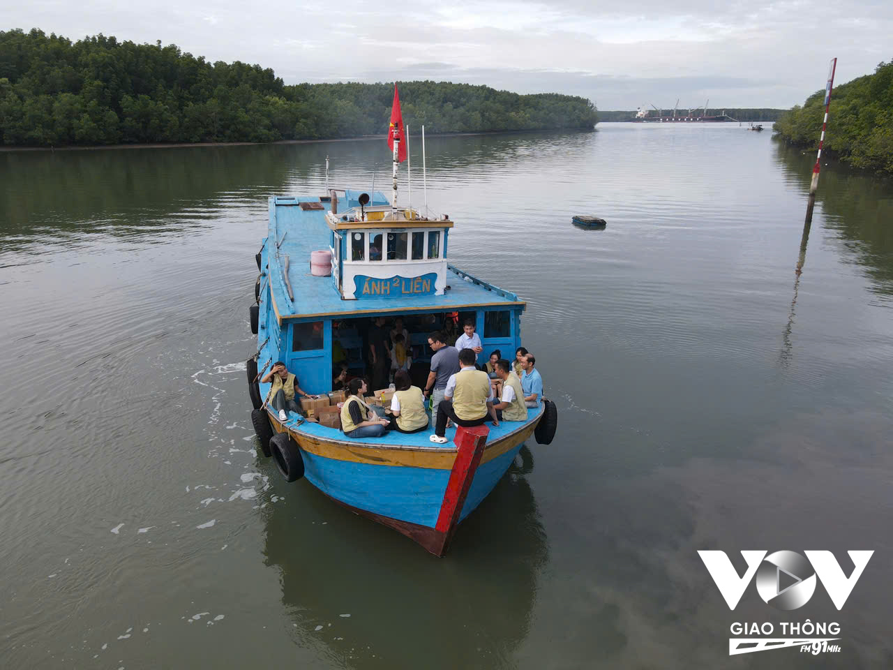 Hơn 40 tình nguyện viên và bác sĩ mang thiết bị máy siêu âm, thuốc men đến các xã đảo của huyện Cần Giờ khám tầm soát miễn phí cho các bệnh nhi.