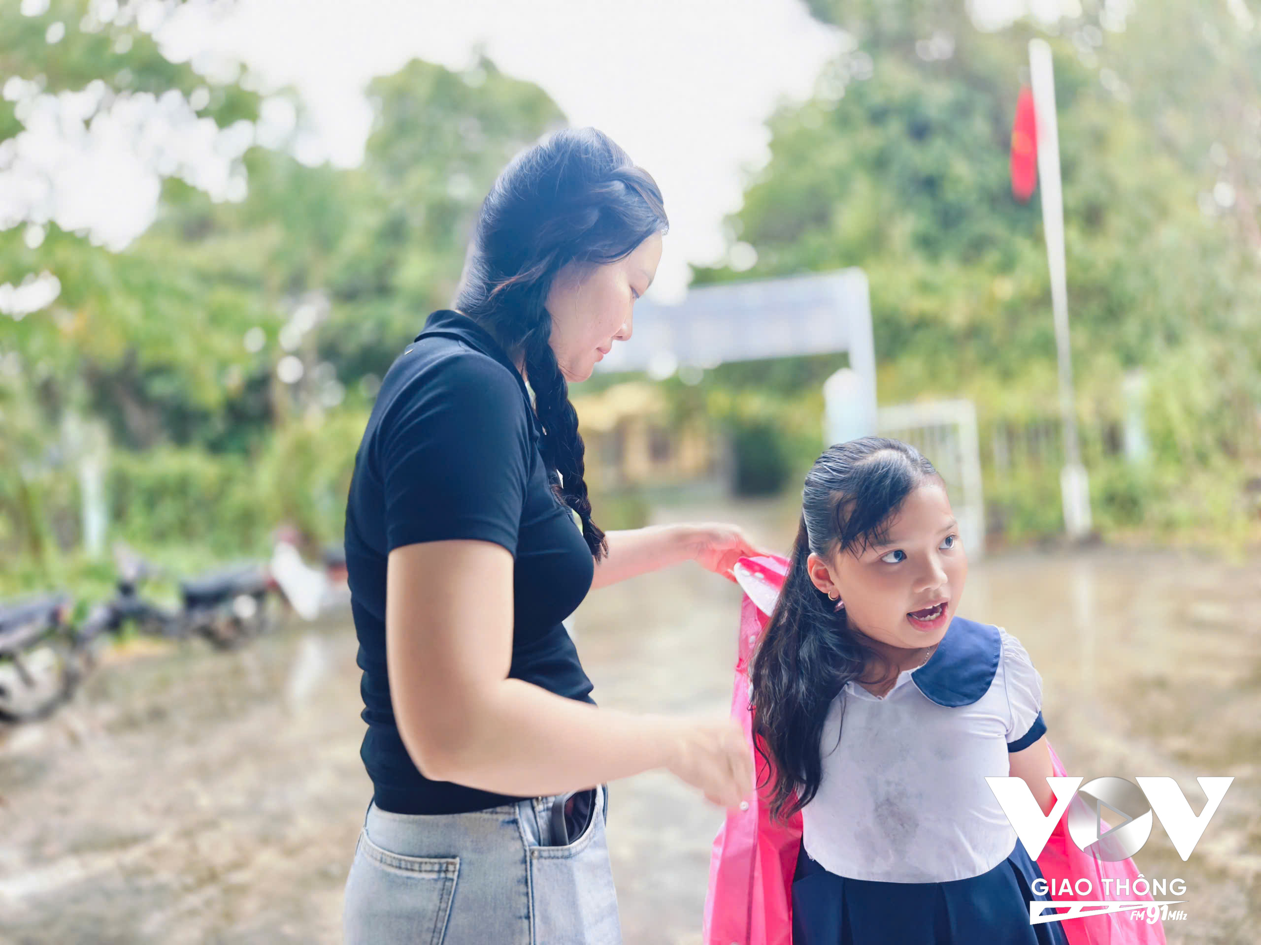 Buổi chiều 22/02 trên ấp đảo Thiềng Liềng mưa lớn, vẫn có nhiều em học sinh đến trạm y tế để khám tầm soát tim