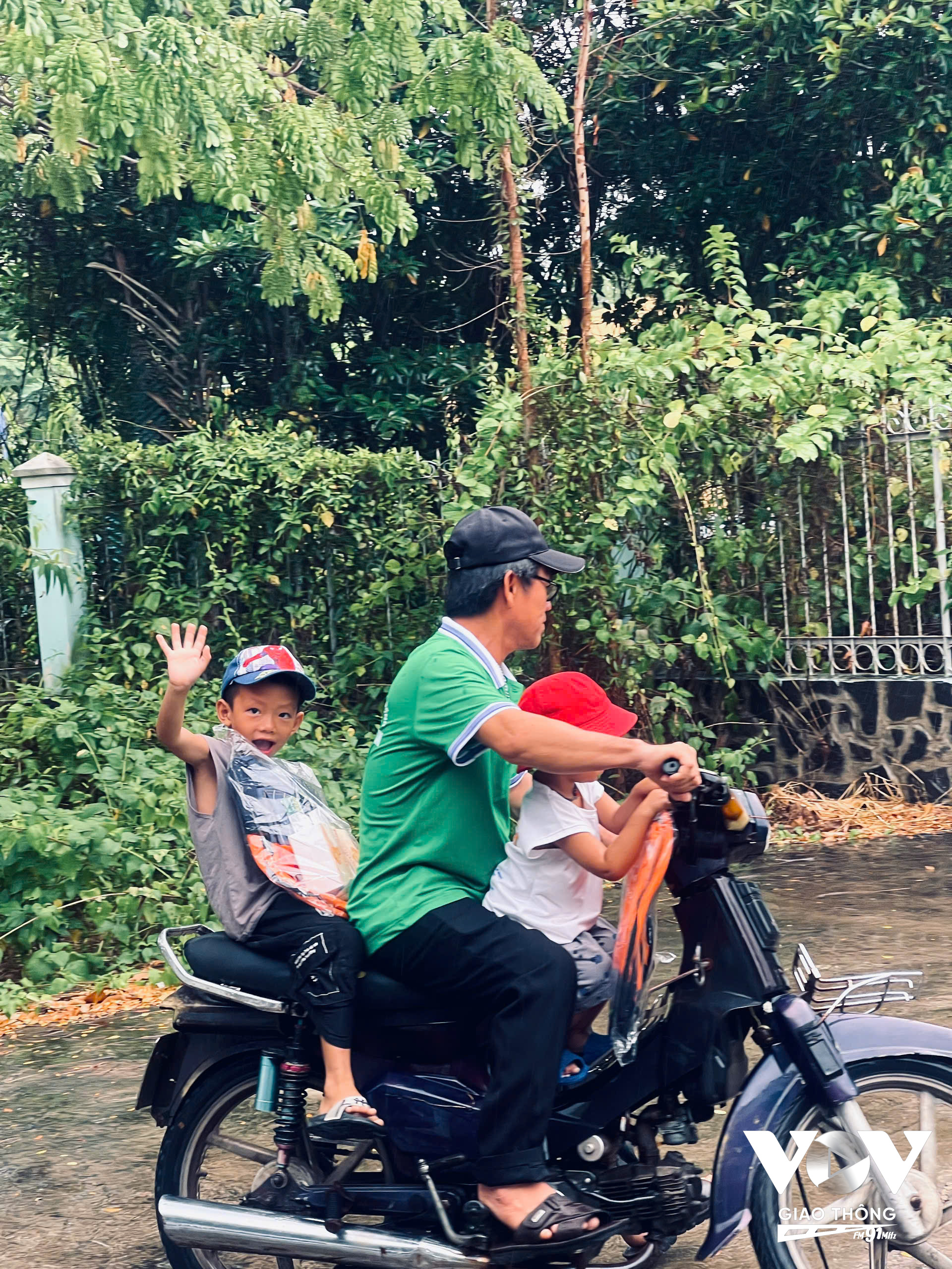 Nhiều phụ huynh tranh thủ đưa con đến trạm y tế thăm khám tầm soát bệnh tim