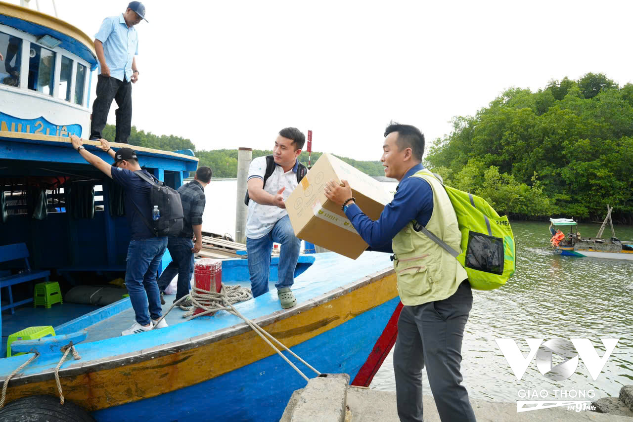 Đoàn công tác phải đi 2 lần đò mới đem được thuốc men, máy siêu âm lên ấp đảo Thiềng Liềng để khám chữa bệnh cho trẻ em ở đây.