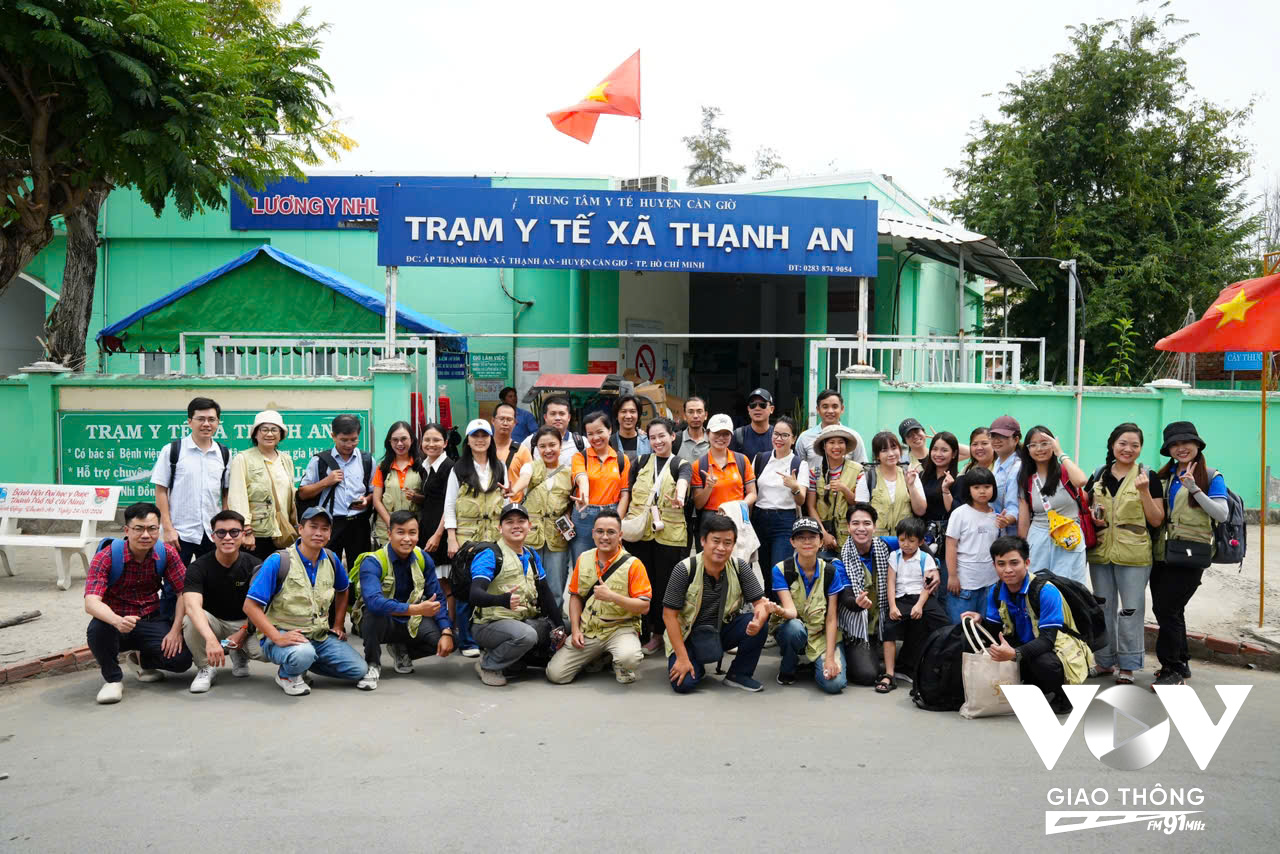 Trong buổi sáng ngà 23/2 đoàn tổ chức khám, phát thuốc, tư vấn cho 331 ca, phát hiện 22 ca bệnh nhi có vấn đề về tim.