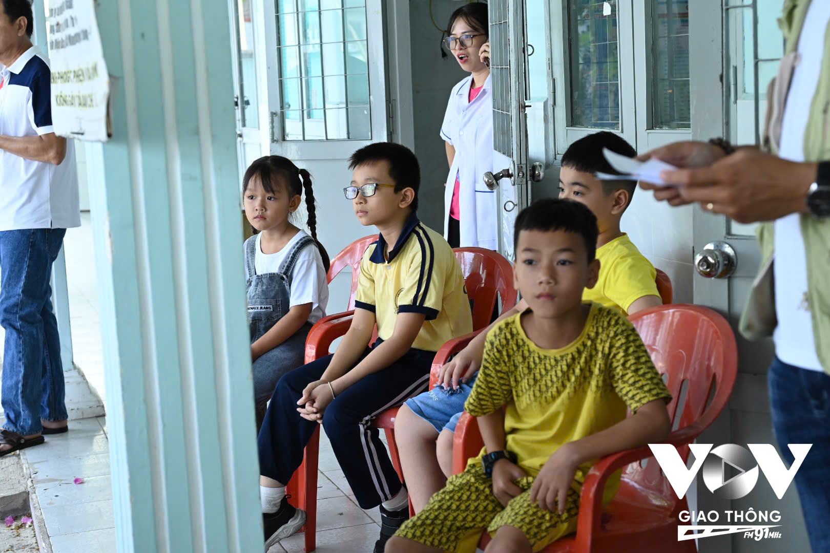 Nhiều em bé xếp hàng chờ đến được vào siêu âm tầm soát