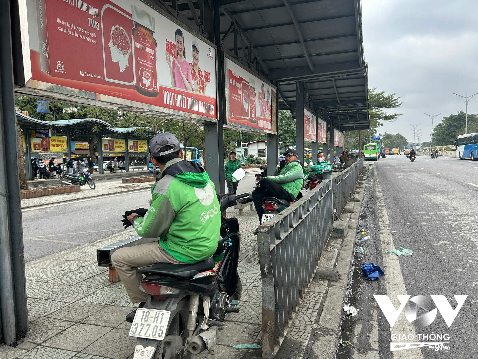 Đội ngũ xe ôm sẵn sàng chèo kéo khách mỗi khi xe bus vào điểm đón