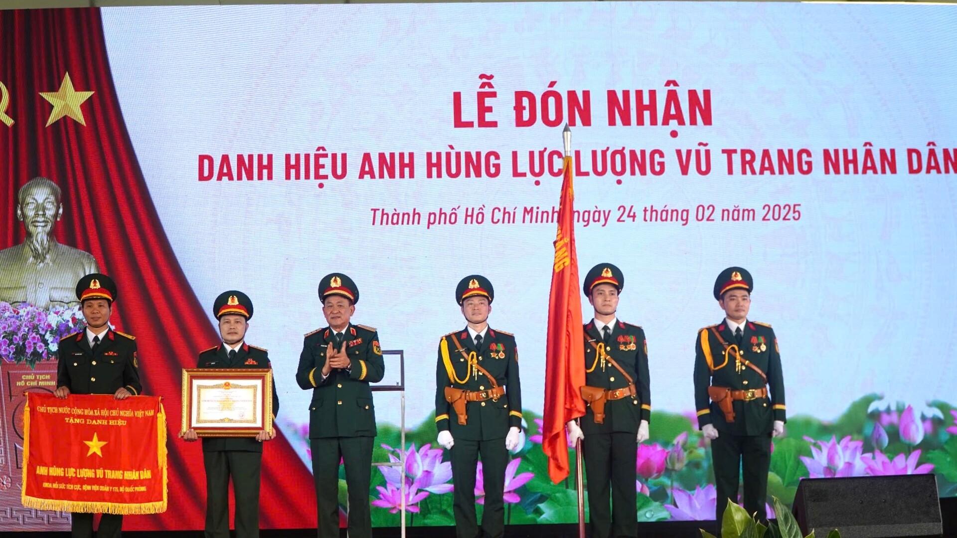 Những thành tích đặc biệt trong công tác cứu bệnh nhân trong đại dịch Covid của Khoa Hồi sức tích cực (ICU), BV Quân y 175 được Nhà nước ghi nhận tặng thưởng Danh hiệu AHLLVT Nhân dân.