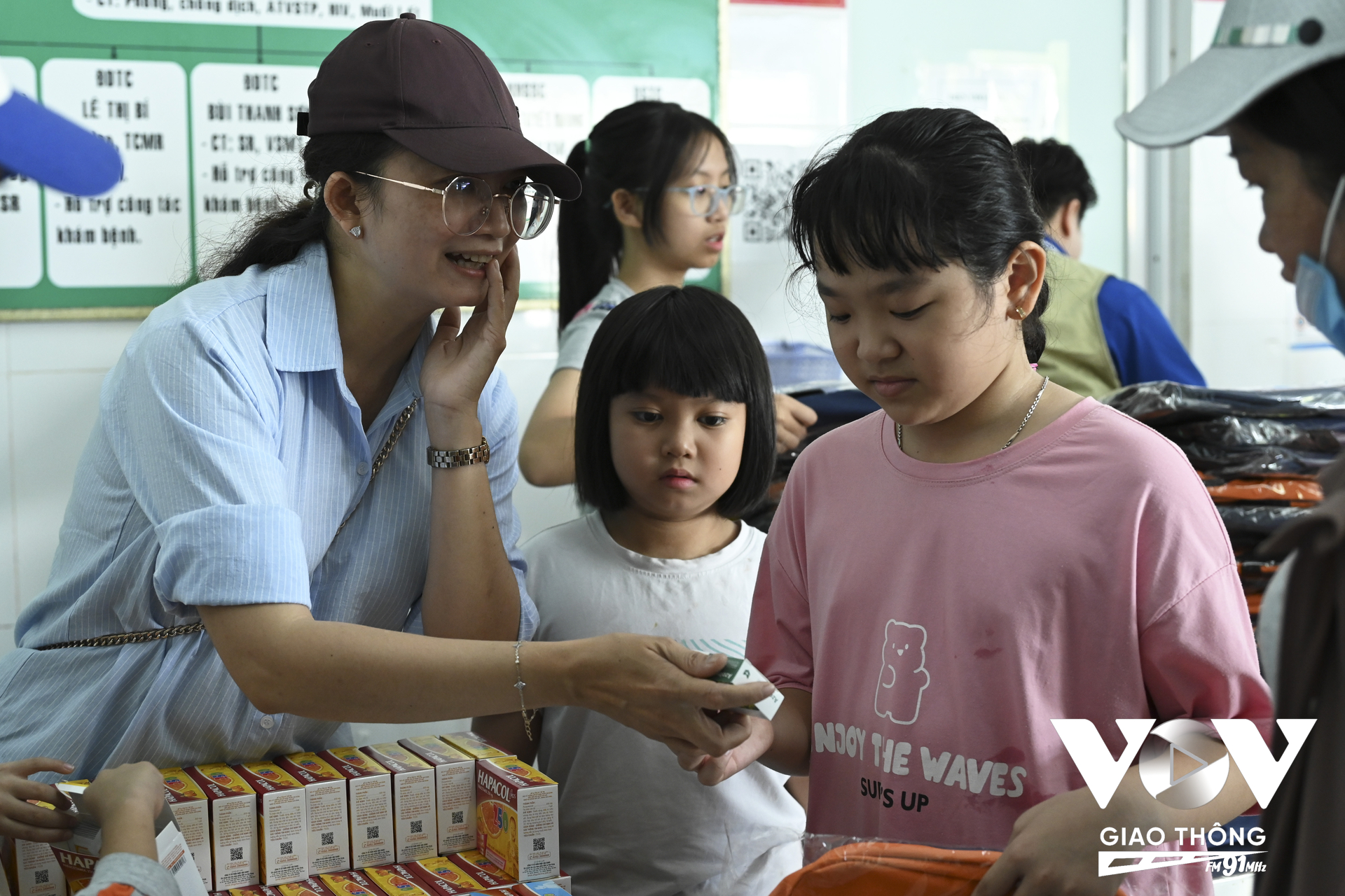 Sau khi khám tầm soát, các em được tư vấn tặng thuốc và quà để có thêm chút niềm vui nho nhỏ.