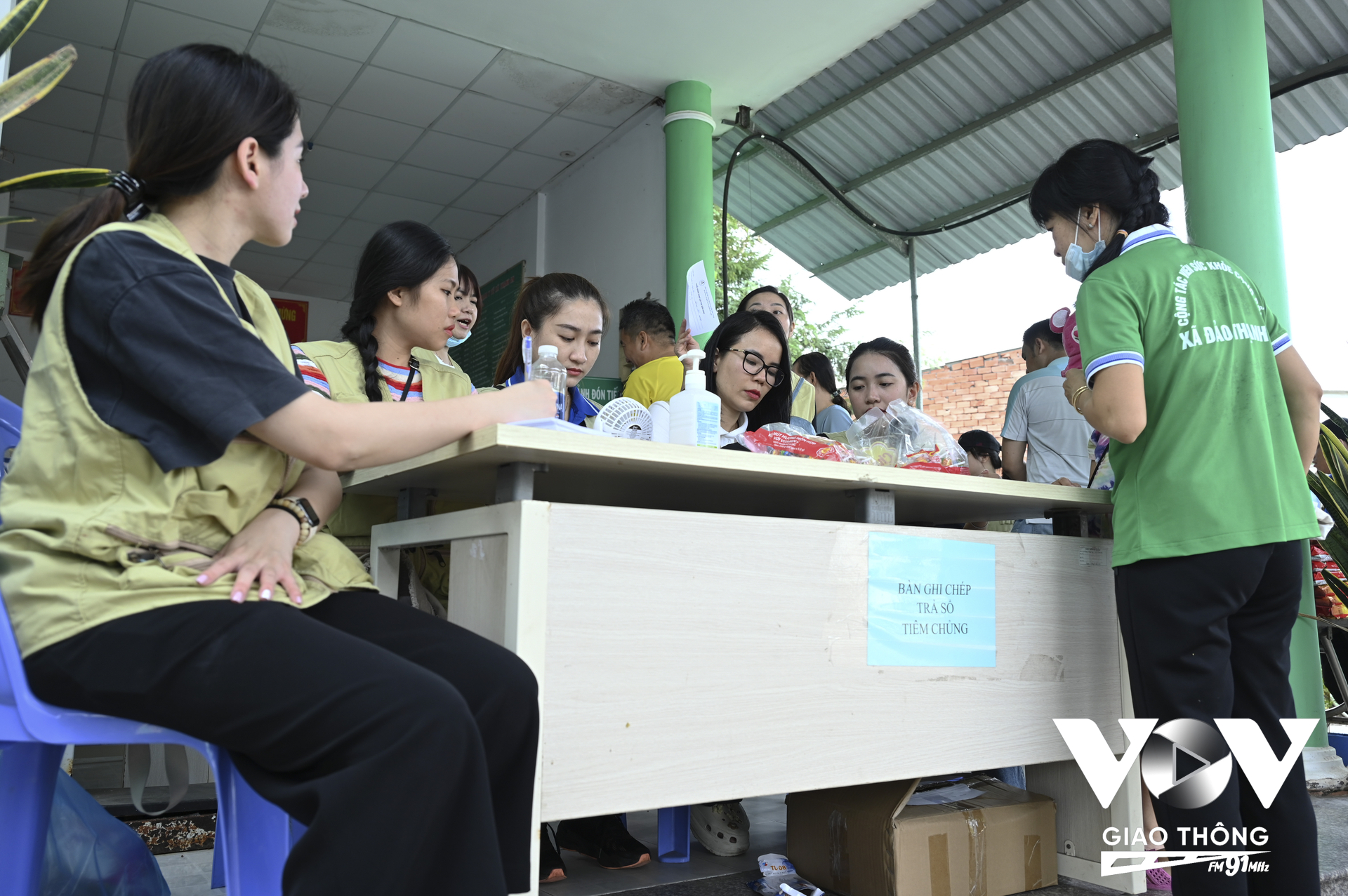 Chị Nguyễn Thị Kim Vui làm nghề phụ bán quán ăn và cũng là cộng tác viên của Trạm y tế xã Thạnh An chia sẻ: “Mình cảm ơn các bác sĩ quan tâm tổ chức thăm khám cho người dân ở đảo. Bà con nghe nói có bác sĩ giỏi của bệnh viện lớn nên rất là mừng, mấy bé rủ nhau cùng đi khám. Mình mong thời gian tới sẽ có thêm nhiều Đoàn bác sĩ có chuyên môn cao đến đảo khám bệnh, cho bà con đỡ chi phí và thời gian phải vào bệnh viện ở đất liền.”