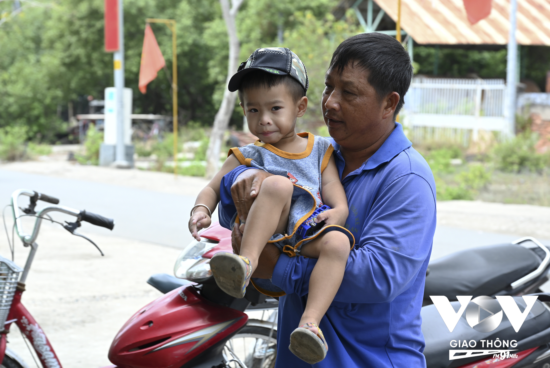 Bận rộn với công việc mưu sinh suốt buổi sáng, nhiều người dân xứ biển tranh thủ giờ trưa kịp đưa con em đến khám tầm soát.