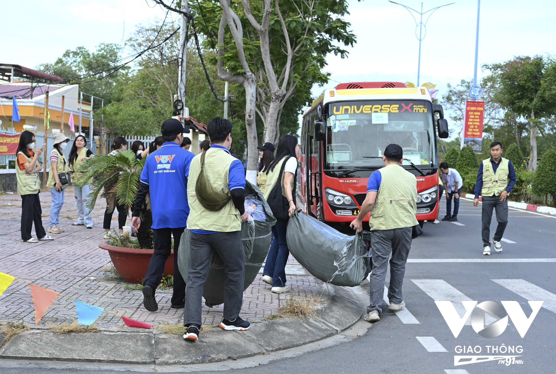 Đoàn công tác thiện nguyện do TS-BS Đỗ Nguyên Tín, Chủ tịch Liên chi hội Tim mạch nhi và Tim bẩm sinh TP. HCM làm trưởng đoàn, có sự tham gia của các bác sĩ đến từ Bệnh viện Nhi Đồng 1, Bệnh viện Đại học Y Dược TP. HCM cùng các tình nguyện viên của VOV Giao Thông và các đơn vị phối hợp.