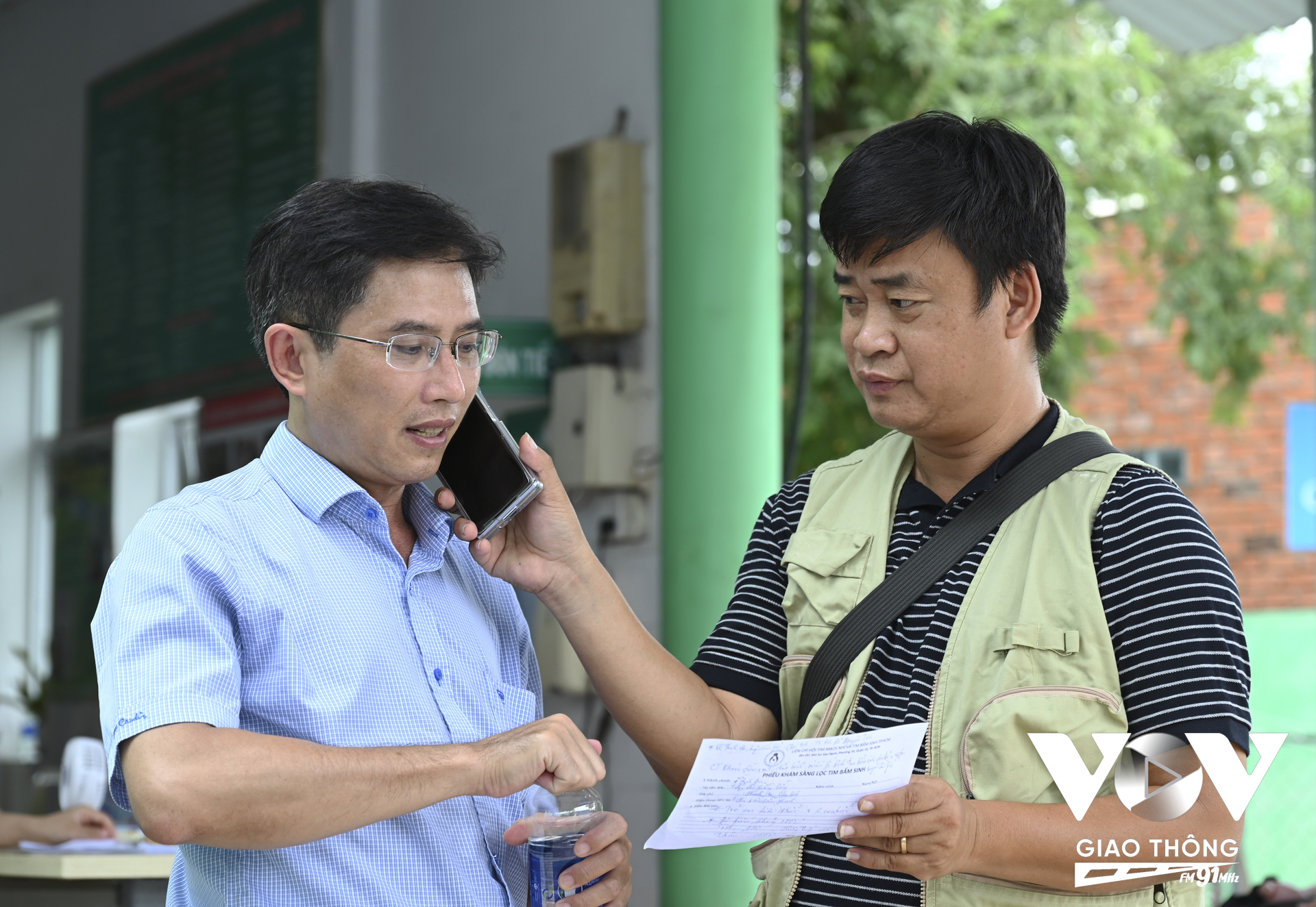 Tình nguyện viên, PV Huy Hoàng tranh thủ nghiệp vụ kết nối trực tiếp TS-BS Đỗ Nguyên Tín với chương trình Giờ cao điểm FM91 Mhz về hoạt động này. BS Đỗ Nguyên Tín chia sẻ: “Mục tiêu của chương trình tầm soát này là mang những thành tựu y tế hiện đại, các máy siêu âm tới các nơi vùng sâu, vùng xa - nơi mà bà con không thể tiếp cận được các y tế hiện đại này để tầm soát các dị tật tim, bệnh tim cho họ. Thứ hai là mình đem những phần quà nho nhỏ để cho các em có thêm niềm vui. Thứ ba nữa là tạo cơ hội cho các tình nguyện viên, các bác sĩ trẻ tới những nơi khó khăn để họ thấy được hoàn cảnh sống thiếu thốn nơi này, từ đó họ cố gắng, nỗ lực hơn, bao dung và yêu thương bệnh nhân nhiều hơn...”