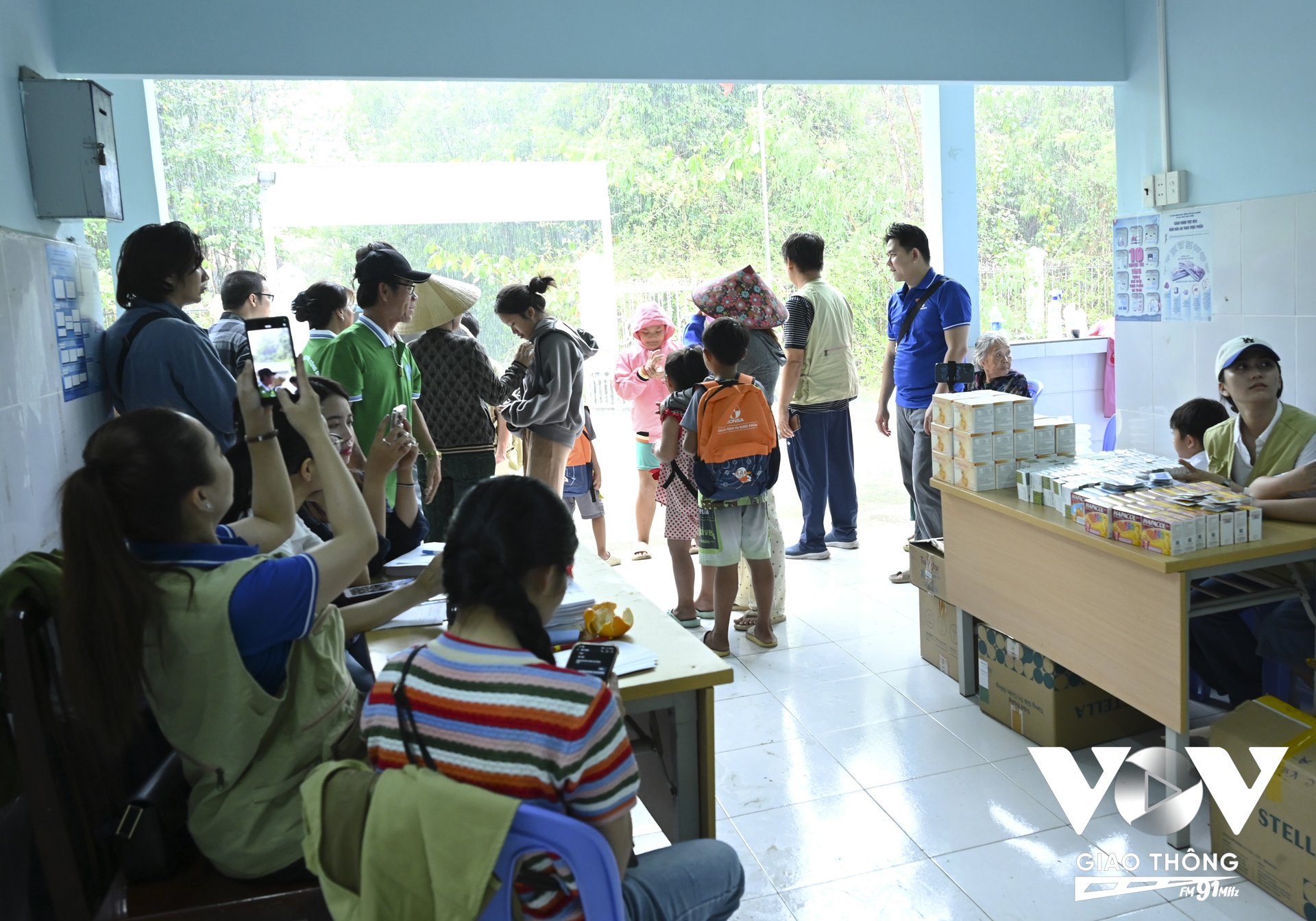 Gần 1 tiếng di chuyển bằng thuyền máy đến ấp Thiềng Liềng, Đoàn công tác thiện nguyện được chào đón bằng một cơn mưa trái mùa. 
