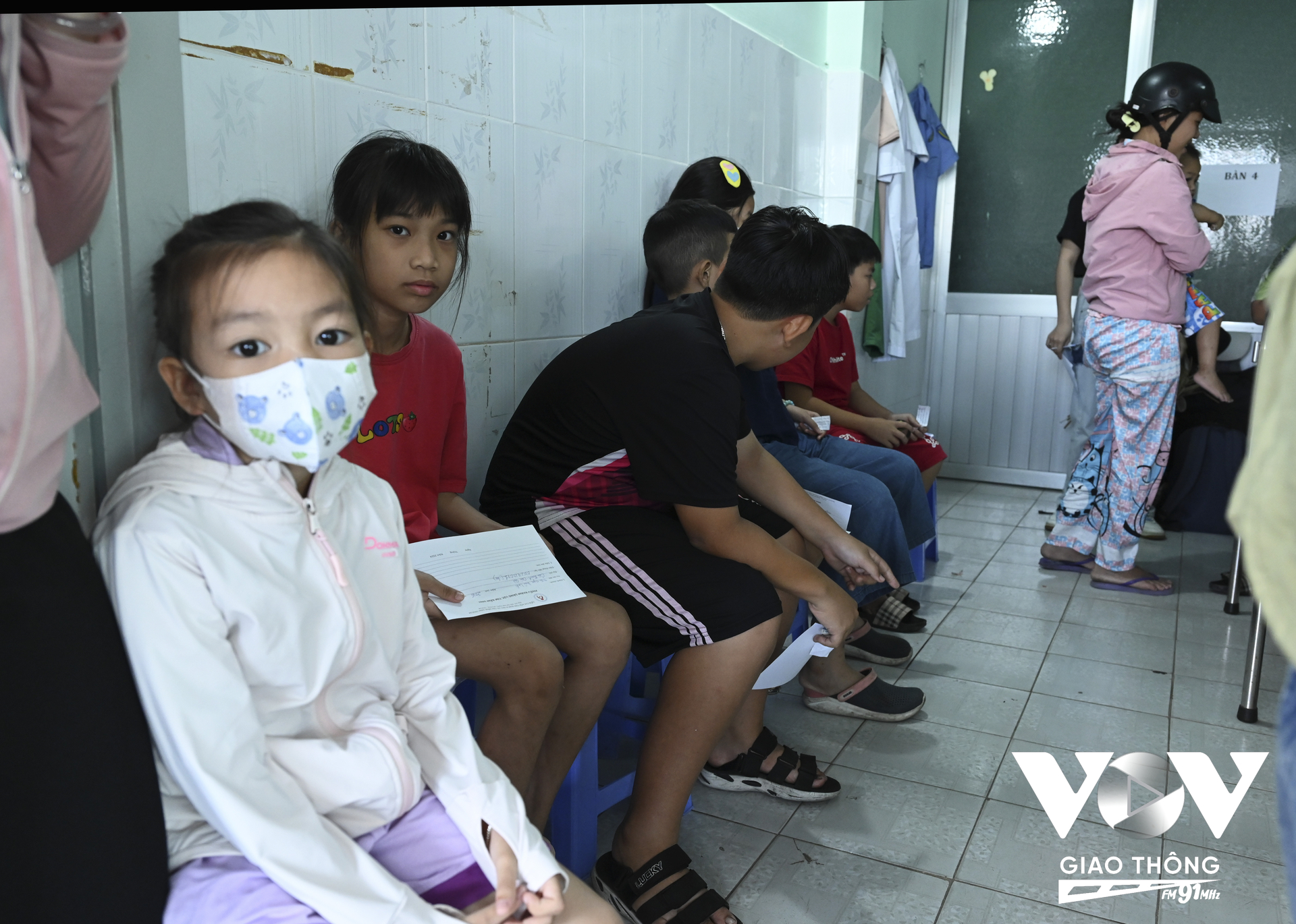 Rời khỏi vùng đất bình yên nơi xã đảo từ tờ mờ sớm 23/2, Đoàn công tác của các bác sĩ trở về đất liền để tiếp tục khám tầm soát các em nhỏ tại thị trấn Cần Thạnh (Cần Giờ). Tại đây, nhiều em đã ngồi chờ đợi từ sớm để được khám bệnh.