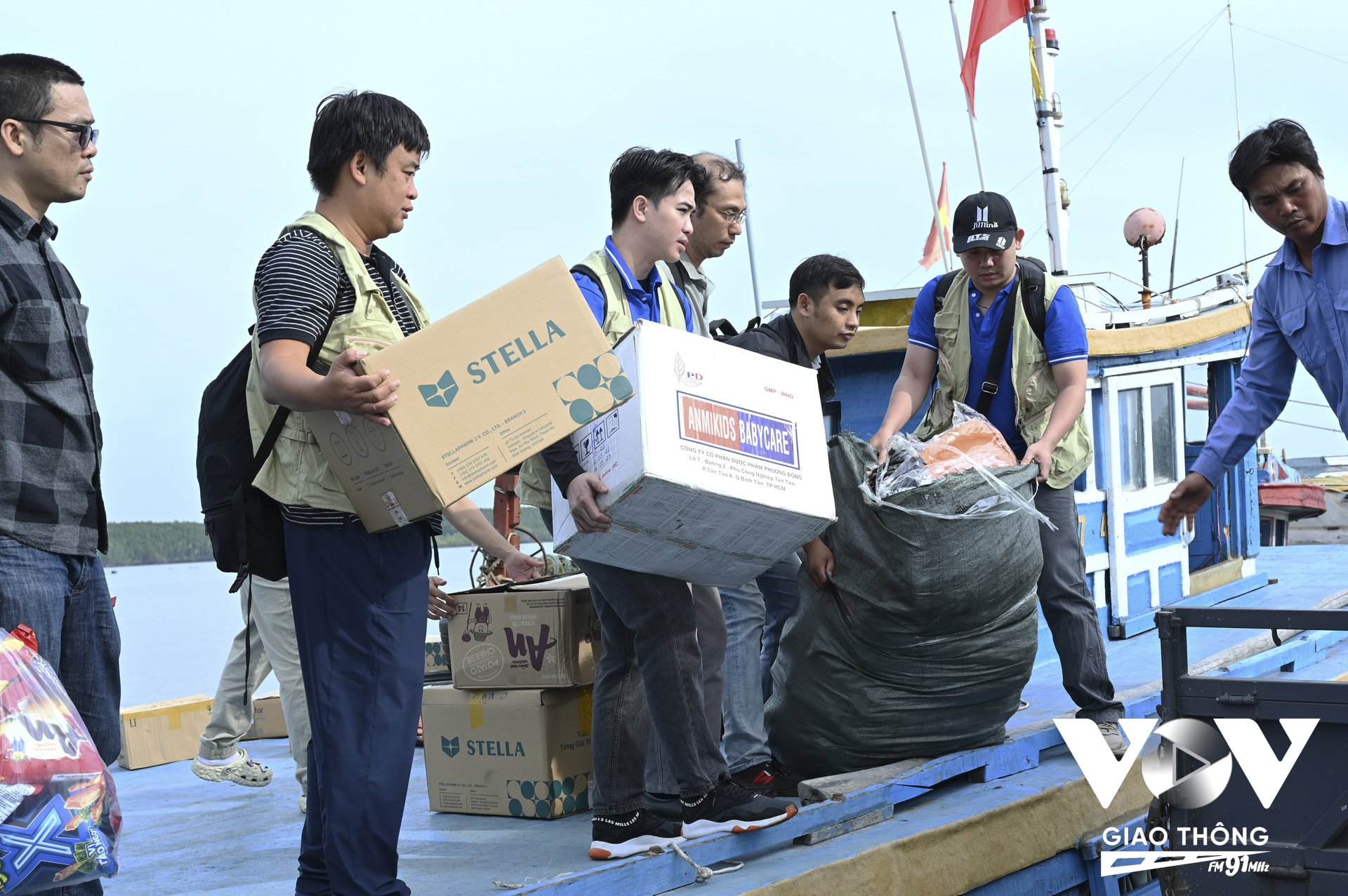 Dù phương tiện đi lại khó khăn, Đoàn công tác thiện nguyện đã mang 4 máy siêu âm, hàng chục thùng thuốc men, quà tặng của các nhà hảo tâm lên thuyền từ bến phà Tắc Suất hướng về bà con xã đảo Thạnh An.