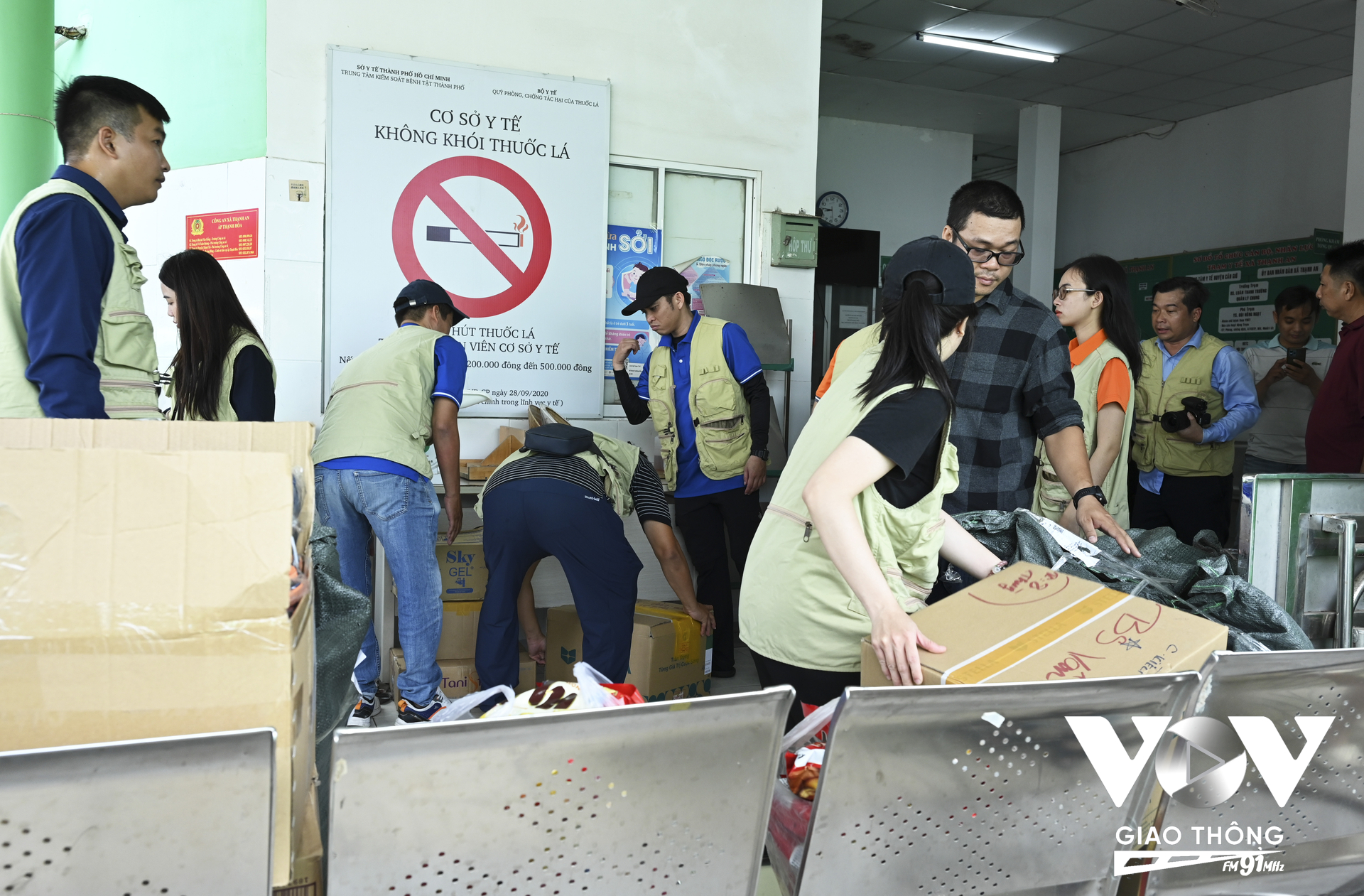 Vừa đến Trạm, Đoàn công tác y bác sĩ và các tình nguyện viên lập tức triển khai mô hình thực chiến tình nguyện để phục vụ bà con khám bệnh theo quy trình.