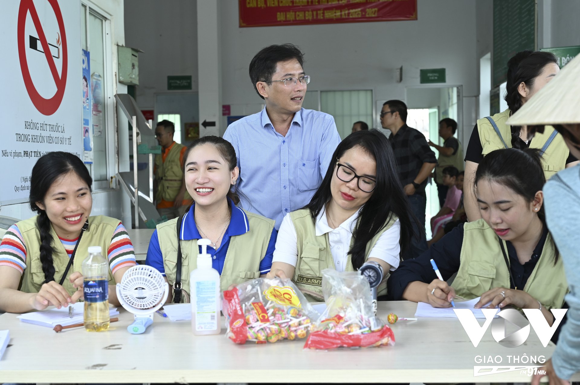 Các biên tập viên, phóng viên VOV Giao thông tham gia Đội tiếp nhận thông tin và hướng dẫn người dân chờ khám.