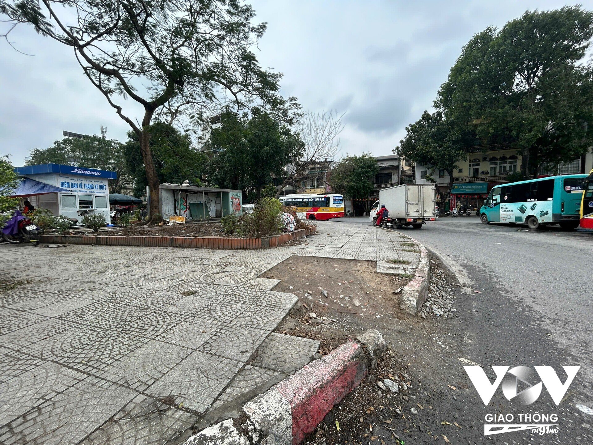 Một phần vỉa hè đã xuống cấp, nay trở thành đường đi của các xe máy, quán nước trong khu vực bến xe