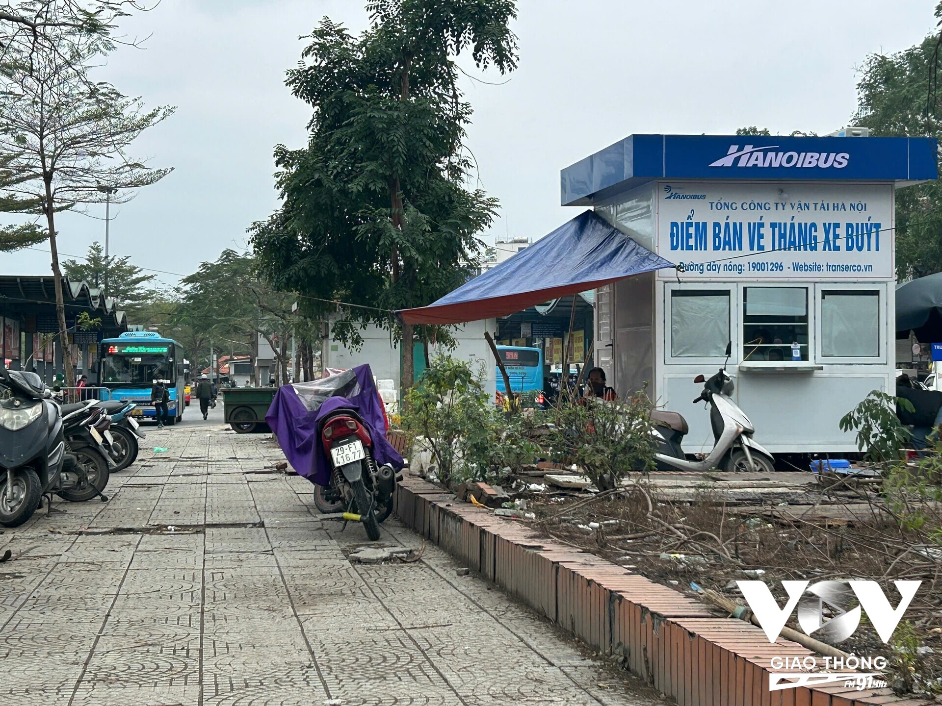 Sau nhiều năm đưa vào sử dụng, trạm trung chuyển xe bus Long Biên nay đã trở nên nhếch nhác, lộn xộn khiến nhiều người dân bức xúc