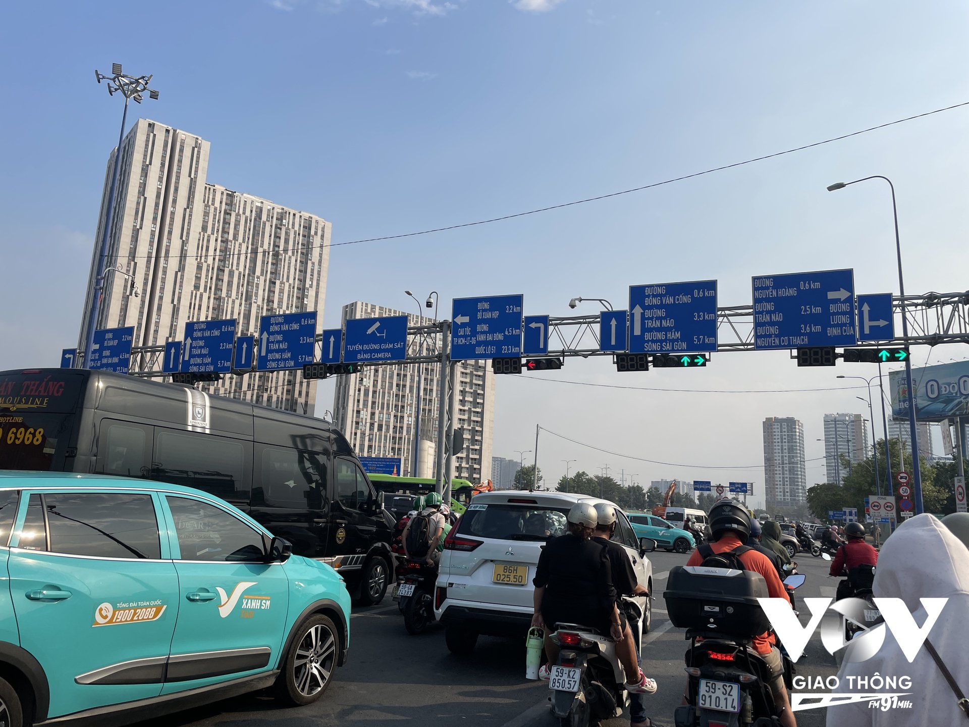 Tại nút giao An Phú (Tp Thủ Đức) có hơn 20 biển báo giao thông, biển chỉ dẫn đan xen chằng chịt… nhìn từ xa như một ma trận khiến người đi đường không khỏi rối mắt. Ảnh: Trọng Nghĩa