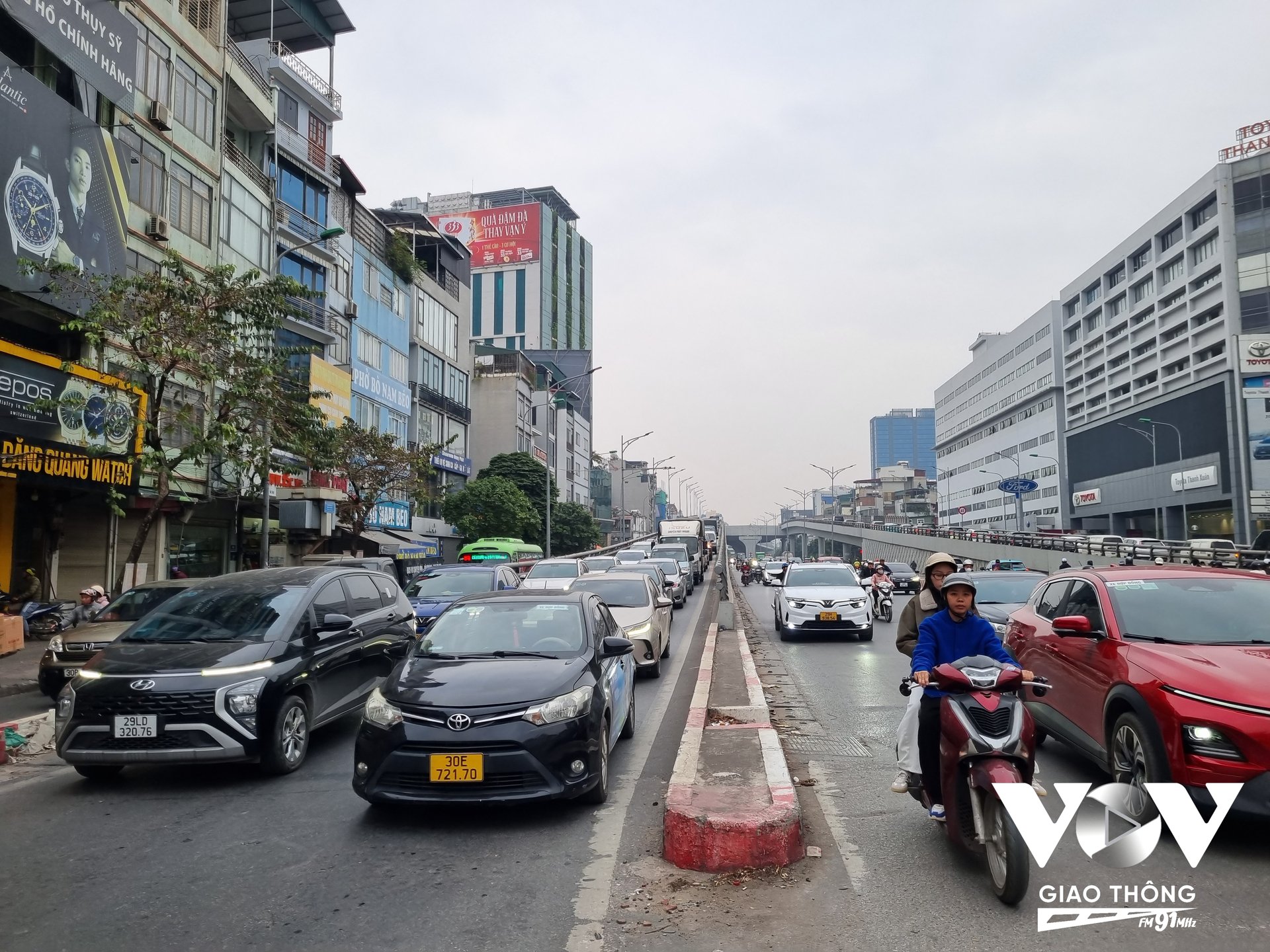 Từ khoảng 16h, trước giờ cao điểm, vành đai 2 trên cao đã ùn dài từ đoạn qua ngã tư Tôn Thất Tùng đến ngã tư Sở. (Ảnh: Minh Hiếu)