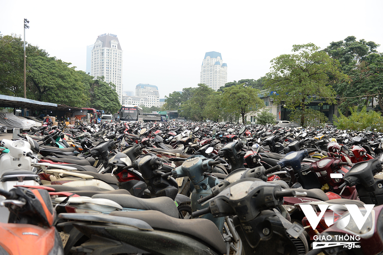 Hàng nghìn chiếc xe máy tồn đọng, hoang phê tại bãi giữ xe trên đường Lê Quang Đạo, Hà Nội