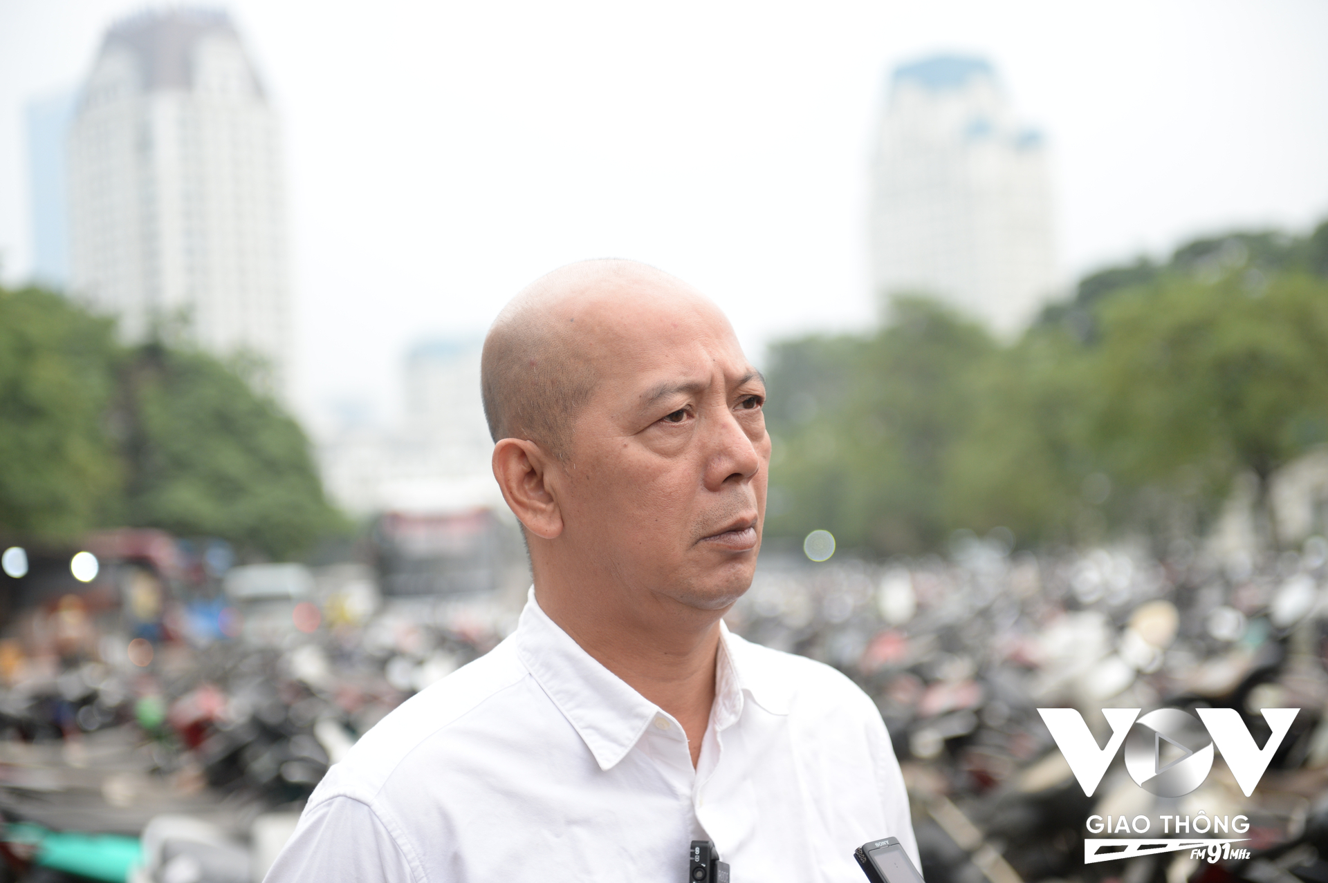 Ông Nguyễn Đức Lộc, Phó giám đốc Xí nghiệp 5, Công ty Khai thác điểm đỗ xe Hà Nội cho biết, mỗi ngày chỉ có khoảng 10 người đến lấy xe, chiếm tỷ lệ rất nhỏ trong tổng số xe bị tạm giữ.