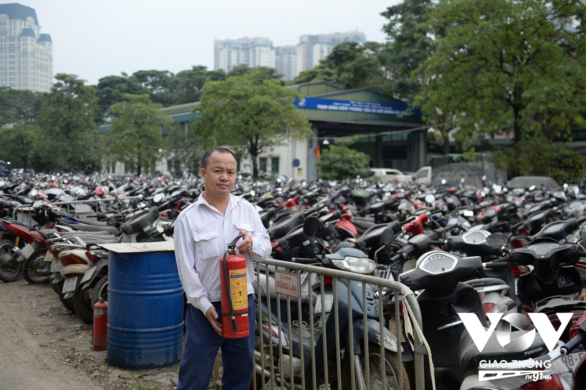 Vào mùa hè, các bãi xe phải liên tục được tưới nước để đề phòng cháy nổ