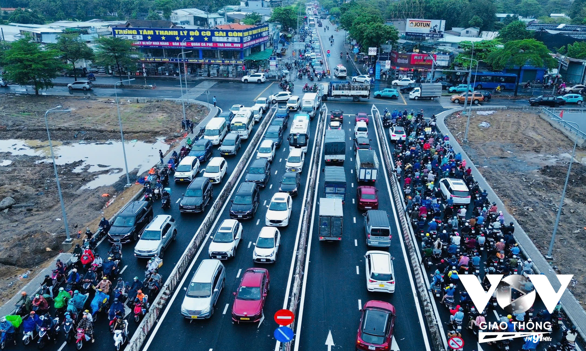 Các phương tiện xếp hàng chờ đèn tín hiệu giao thông tại giao lộ Nguyễn Văn Linh - Nguyễn Hữu Thọ, quận 7, TP.HCM.