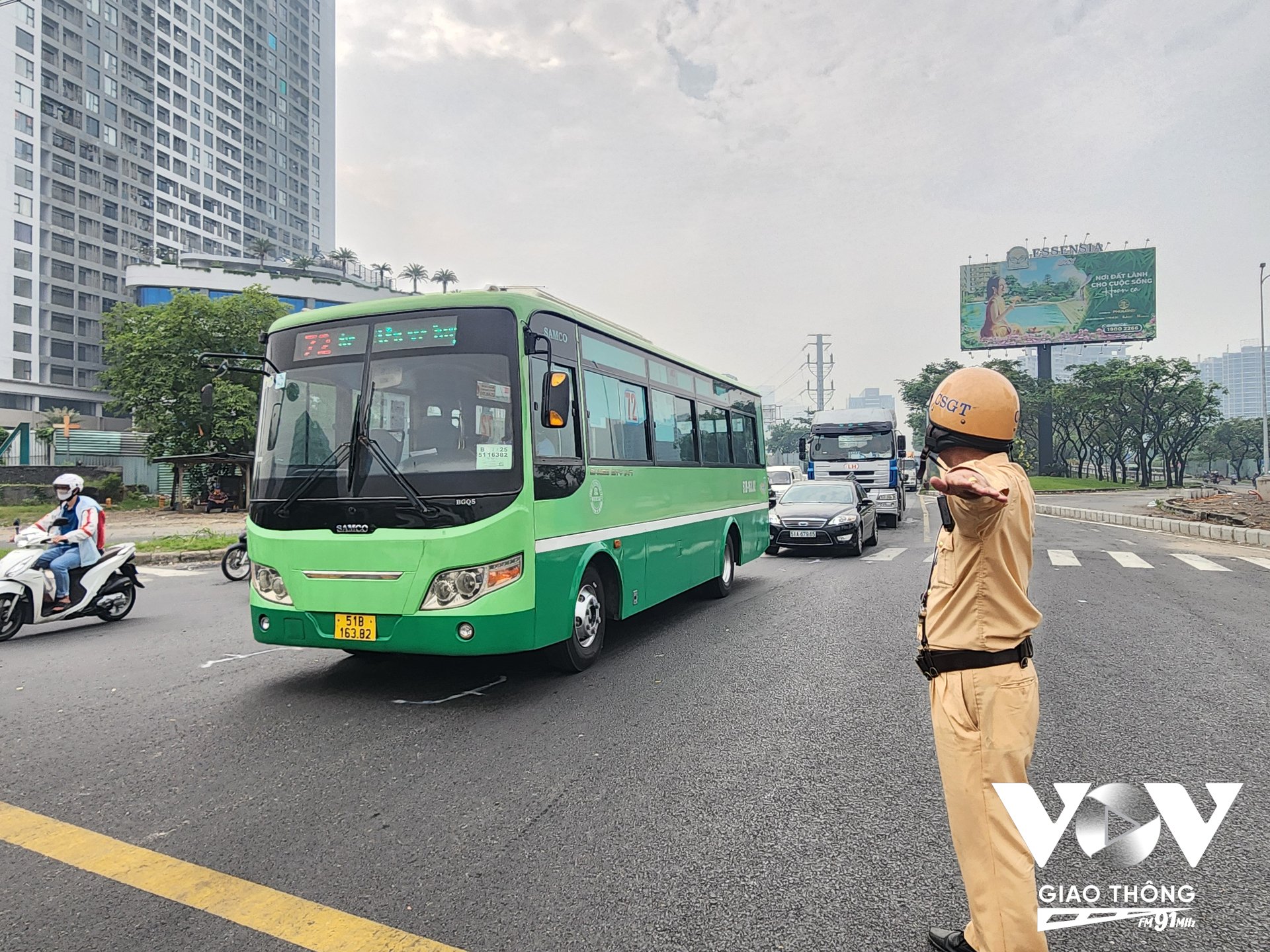 Lực lượng CSGT Đội Nam Sài Gòn có mặt thường xuyên điều tiết giao thông tại nút giao Nguyễn Văn Linh - Nguyễn Hữu Thọ, quận 7, TP.HCM