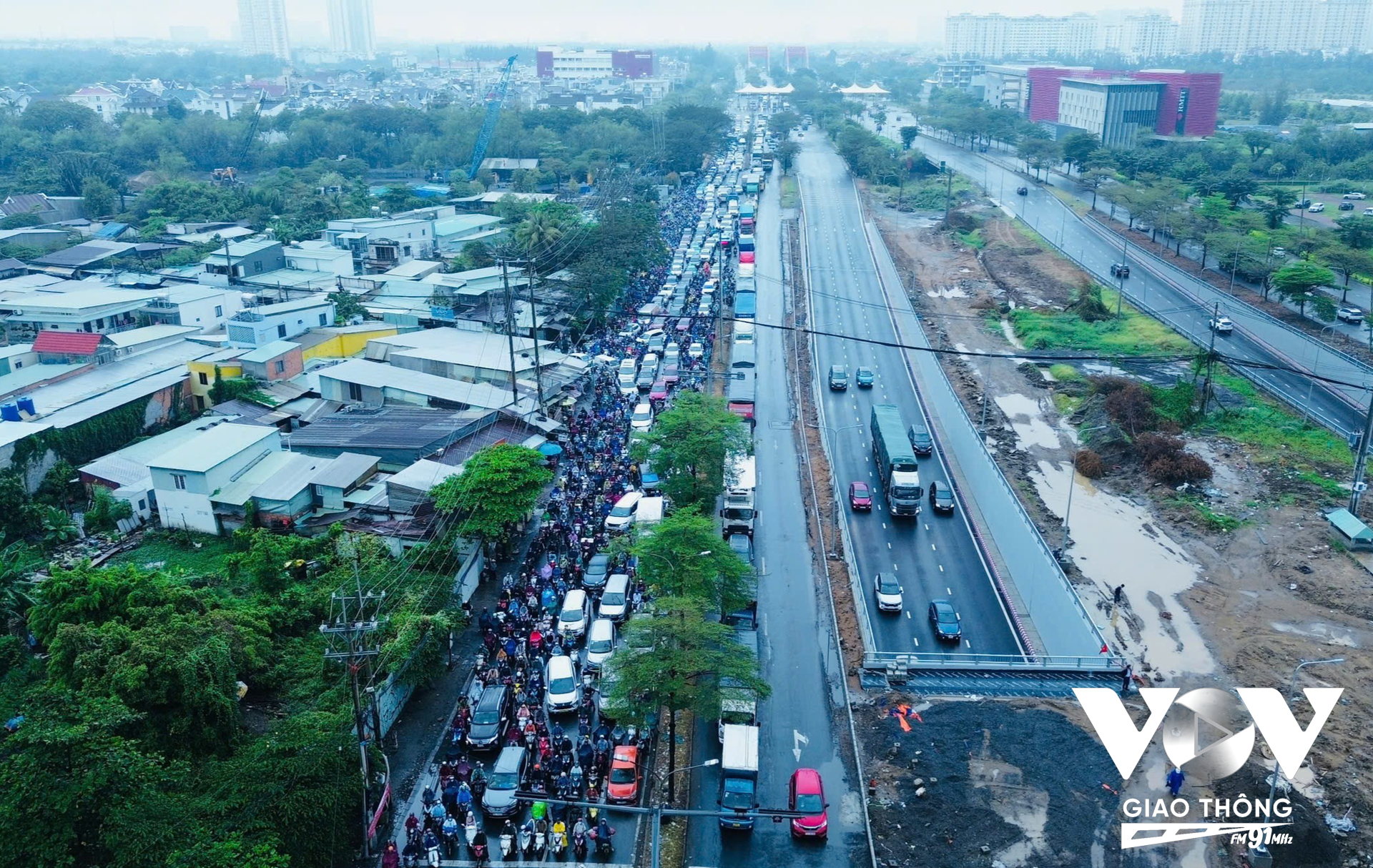 Nhiều phương tiện đi thẳng nhưng không xuống hầm chui mà lại xếp hàng dài chờ trên trục đường Nguyễn Văn Linh