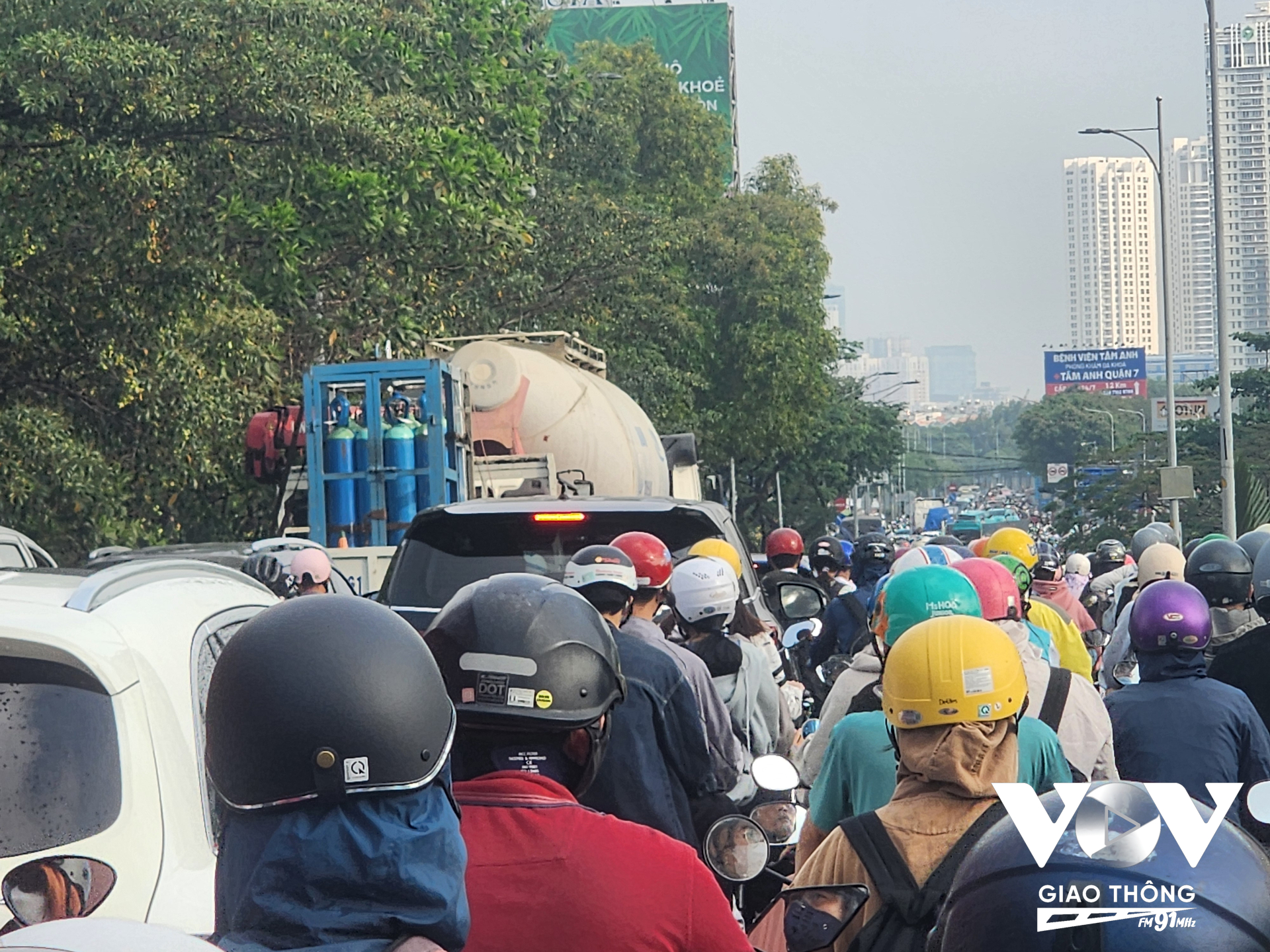 Tình trạng kẹt xe trên trục đường Nguyễn Hữu Thọ hướng từ Nhà Bè sang quận 7 vào mỗi khung giờ cao điểm sáng.