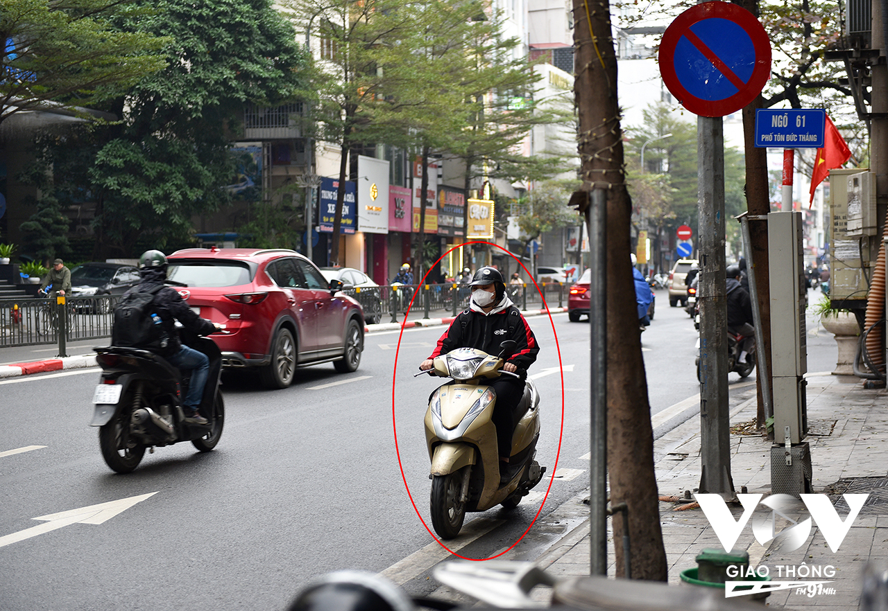 Ghi nhận vào khung giờ cao điểm sáng 26/2, nhiều phương tiện vô tư đi ngược chiều từ ngõ Thông Phong để sang đường Tôn Đức Thắng, quận Đống Đa (Hà Nội).