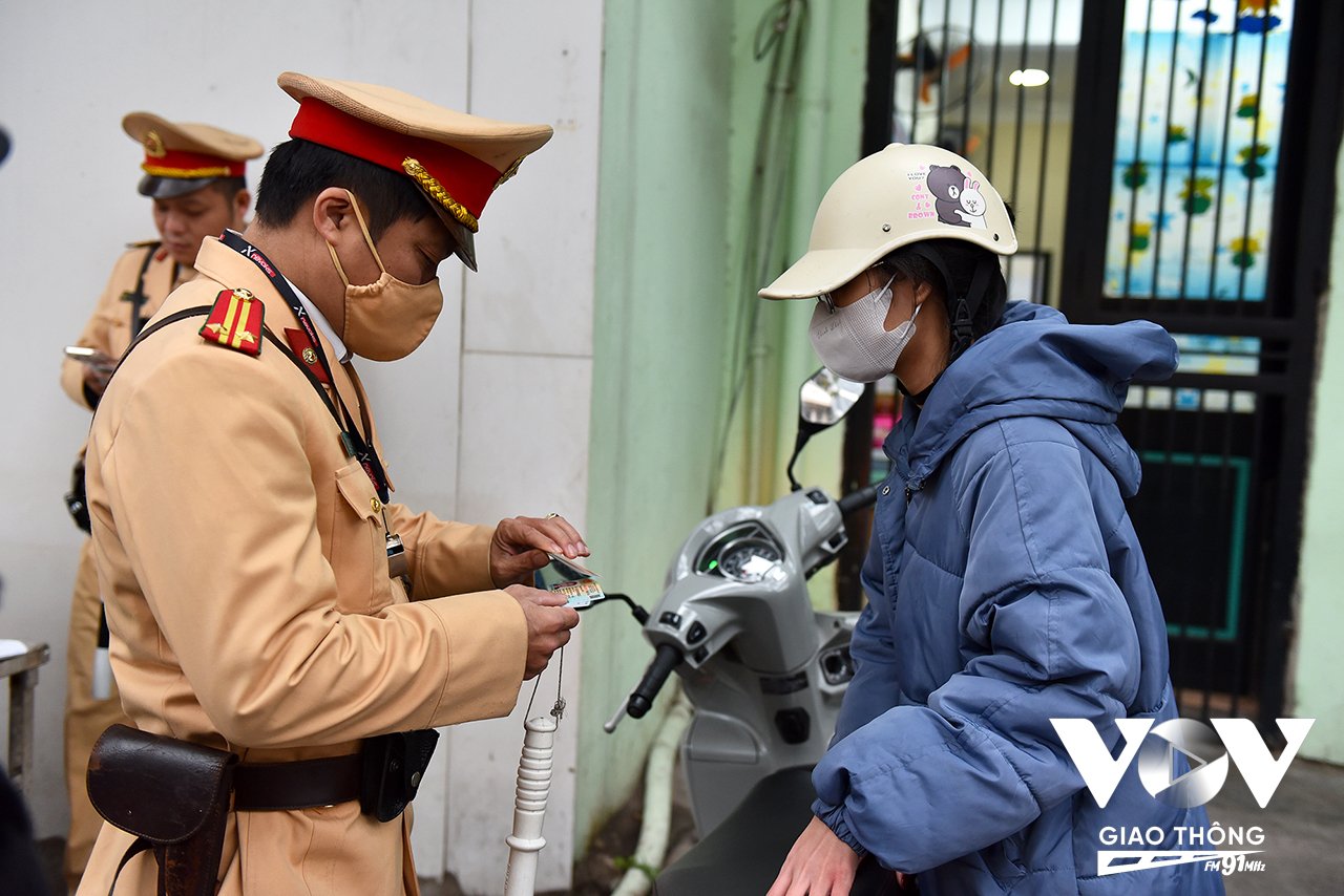 Phòng CSGT TP. Hà Nội khuyến cáo, hiện tại thời tiết Hà Nội đang vào những ngày mưa, đường trơn và hạn chế tầm nhìn, hành vi đi ngược chiều cắt ngang các phương tiện để sang đường được đánh giá cực kỳ nguy hiểm cho bản thân và người tham gia giao thông. Do đó người dân cần tuyệt đối tuân thủ theo hướng dẫn và điều tiết của lực lượng CSGT, đèn tín hiệu cũng như các biển báo giao thông trên đường.