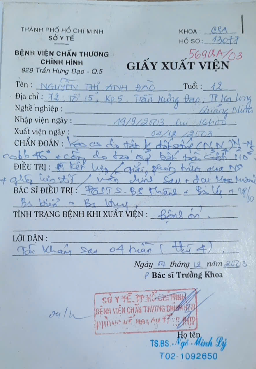 Tờ giấy xuất viện vẫn giữ lại sau 20 năm, nó như 1 kỉ vật của gia đình chị Nguyễn Thị Anh Đào từng được giáo sư mổ cách đây 22 năm