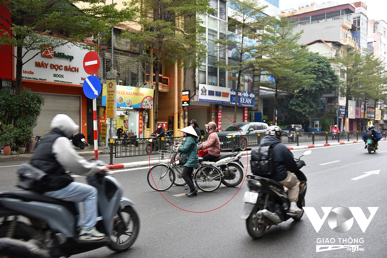 Các trường hợp này chủ yếu là xe máy và xe đạp, đi ngược chiều đường Tôn Đức Thắng gây mất ATGT, cắt ngang làn xe gây khó khăn cho các phương tiện và ùn ứ tại khu vực.