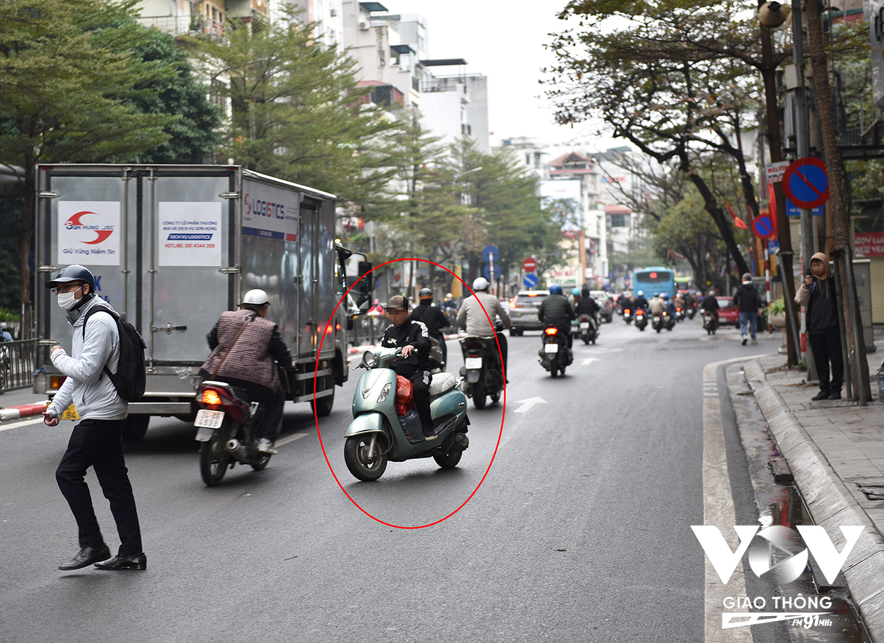 Qua khảo sát, tại khu vực cắt với ngõ Thông Phong trên đường Tôn Đức Thắng có đặt rào chắn giao thông, cách đó khoảng 20m điểm quay đầu cho các phương tiện di chuyển thuận lợi. Tuy nhiên, nhiều người dân theo thói quen nhiều người vẫn cố tình đi ngược chiều bất chấp nguy hiểm có thể xảy ra.