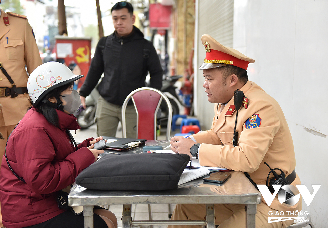 Theo Đại uý Nguyễn Đức Linh, cán bộ Đội CSGT đường bộ số 3, hành vi đi ngược chiều không chỉ mất ATGT, làm ùn tắc tuyến đường mà còn gây mất thời gian hơn khi đi đúng phần đường quy định. Lực lượng CSGT đánh giá đây là lỗi thuộc về ý thức người tham giao thông nên đơn vị sẽ cương quyết xử lý nghiêm theo quy định.
