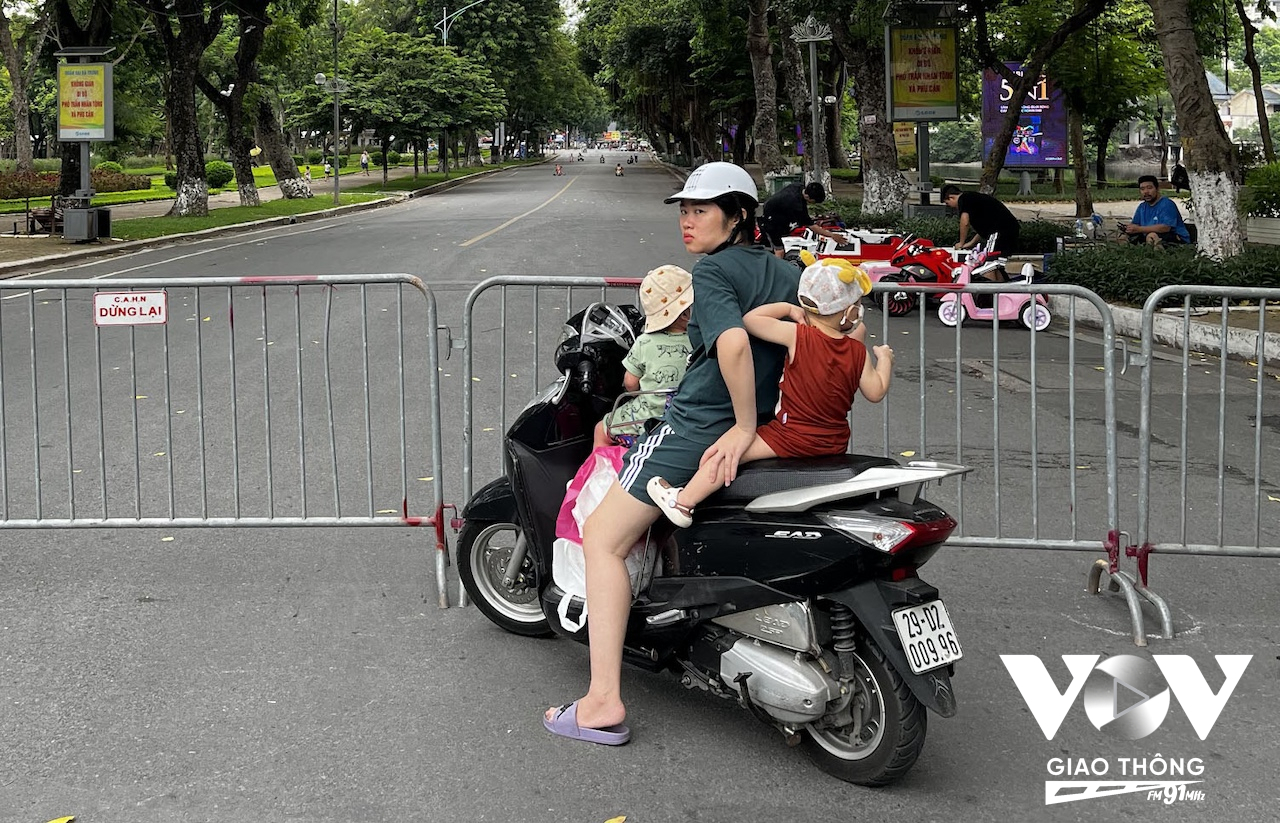 Những đứa trẻ sẽ dễ dàng bị tổn thương khi chẳng may gặp tai nạn giao thông trên đường, nếu cha mẹ 'bỏ quên' việc trang bị an toàn cho con. Ảnh: Quang Hùng