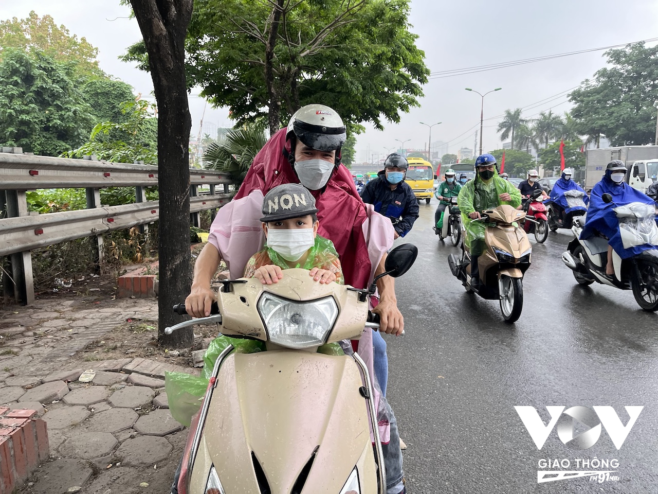 Nhiều bậc phụ huynh khá thoải mái với việc cho con ngồi trên xe máy mà không có thiết bị đảm bảo an toàn cho con. Ảnh: Quang Hùng