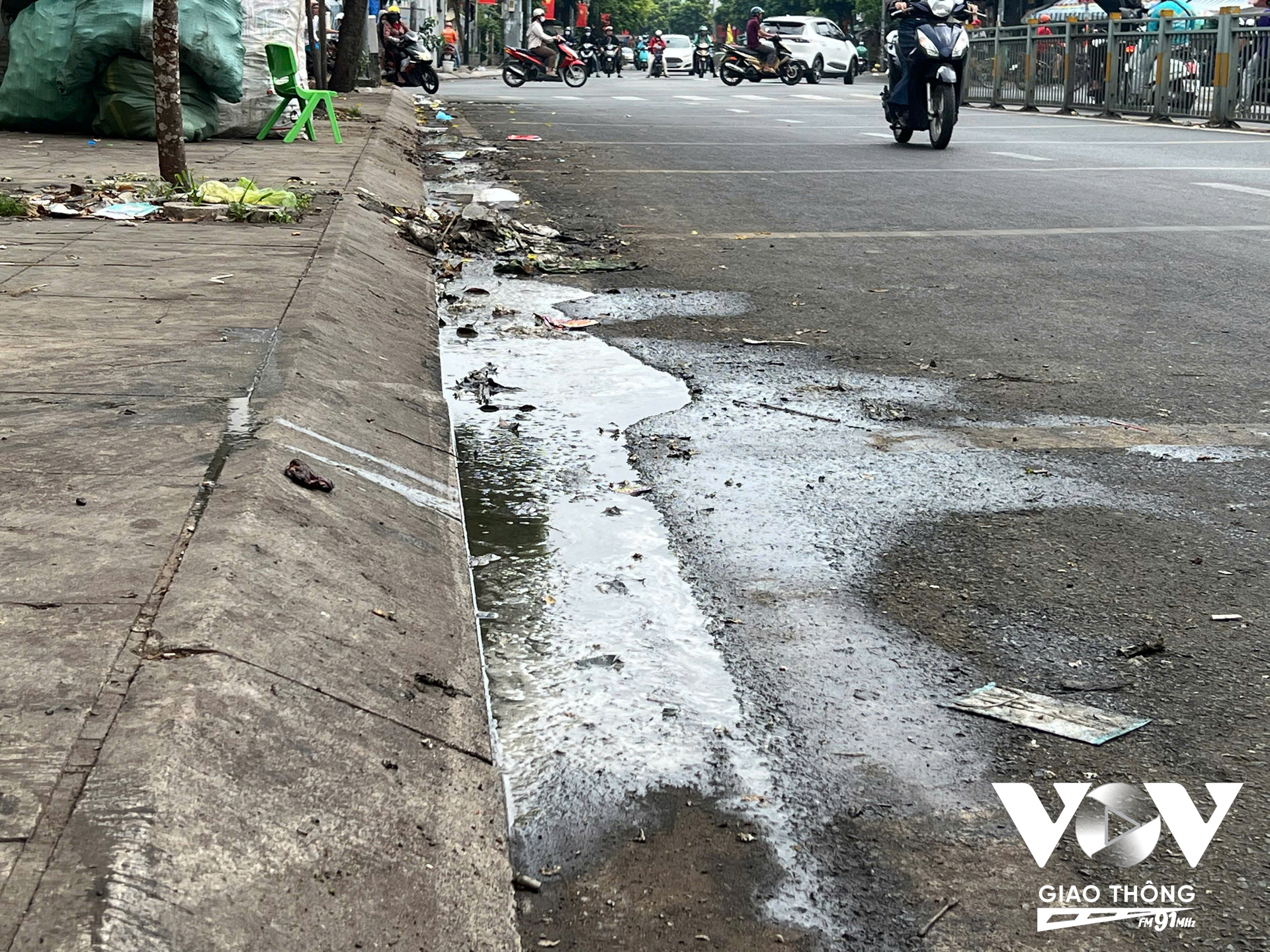 Phía xung quanh trạm, nước rác thải đen kịt, bốc mùi hôi thối nồng nặc